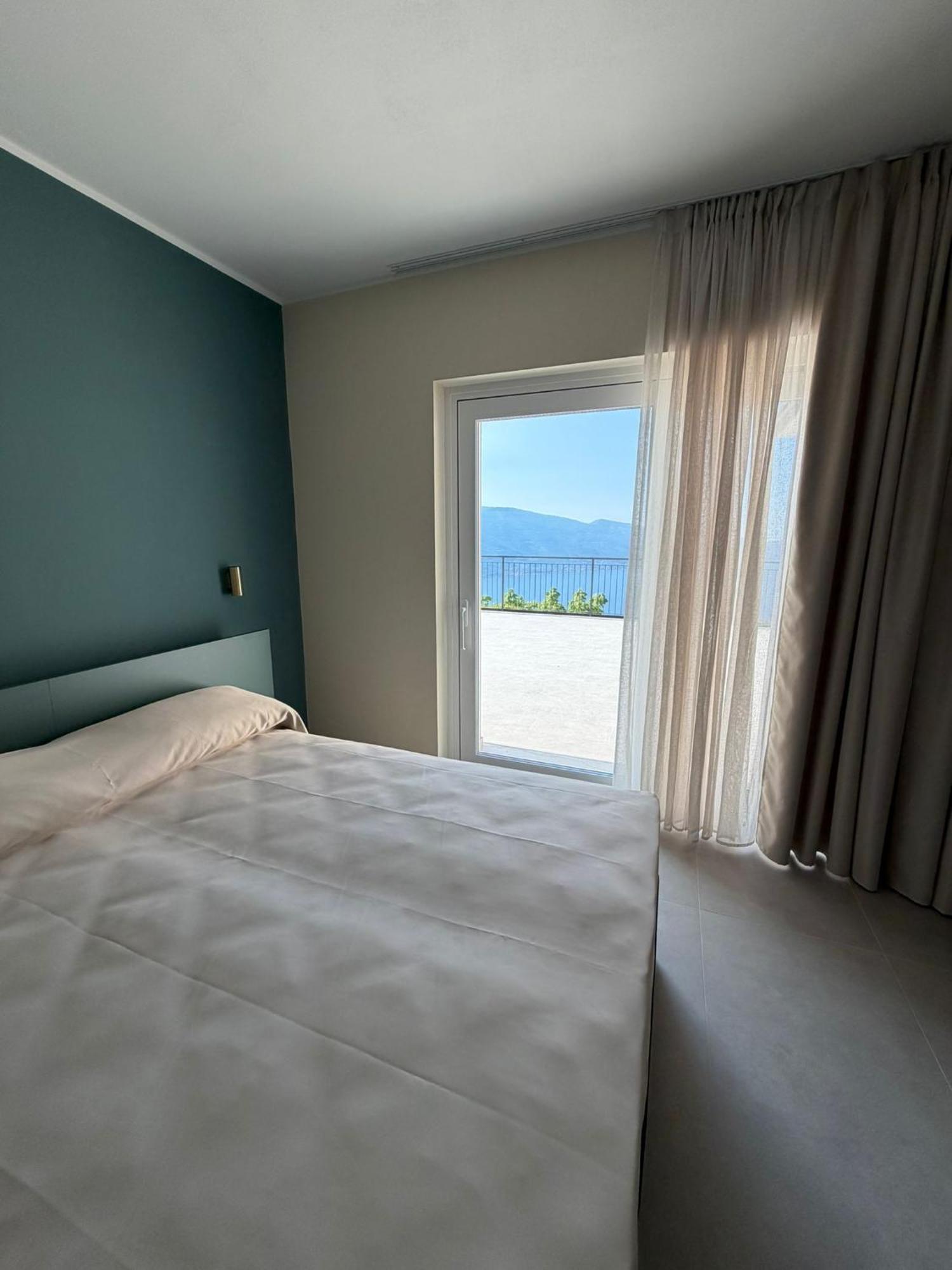 Deluxe Double or Twin Room Lake View Air Conditioning