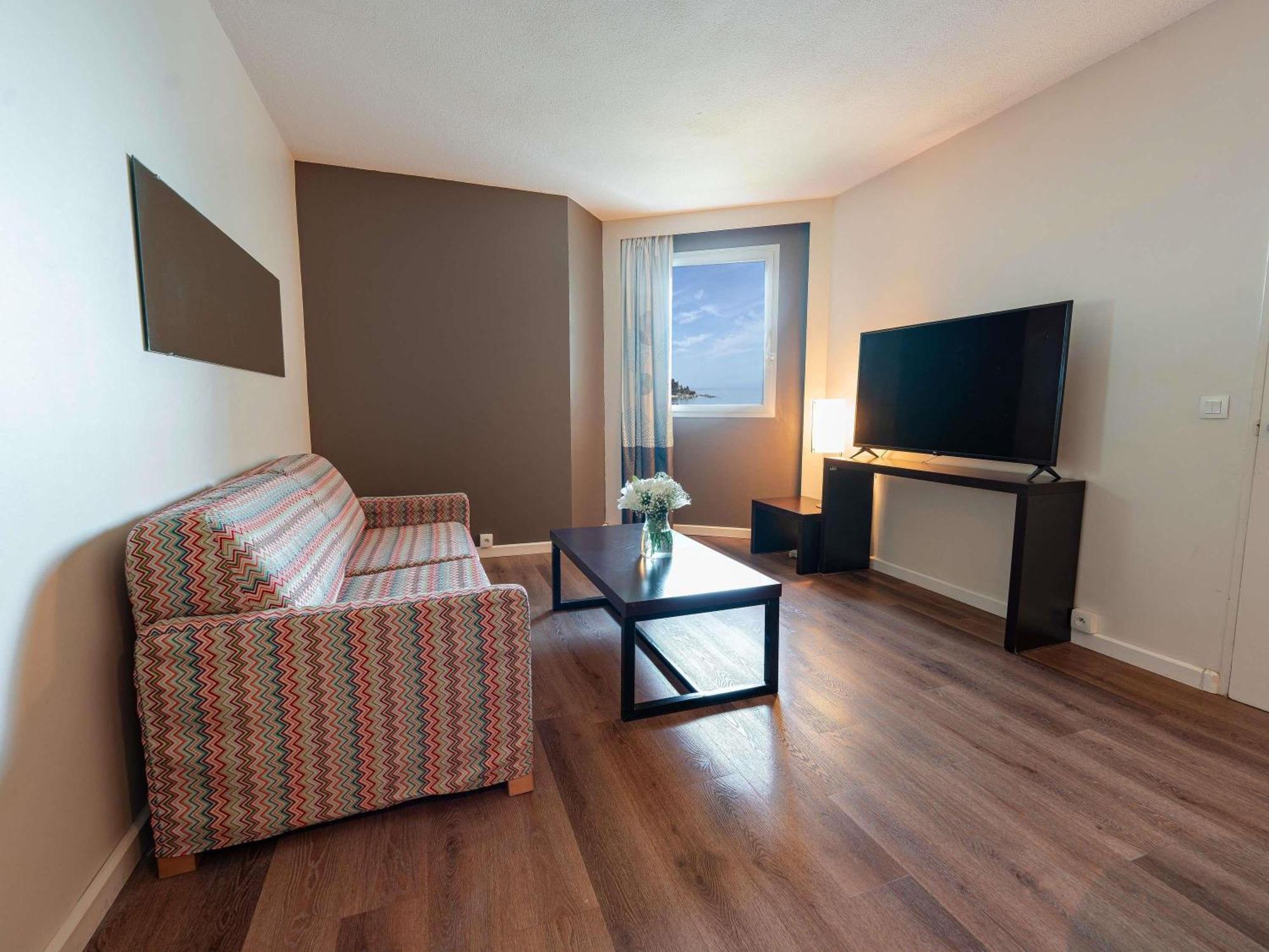 Junior Suite One Double Bed Ocean Side