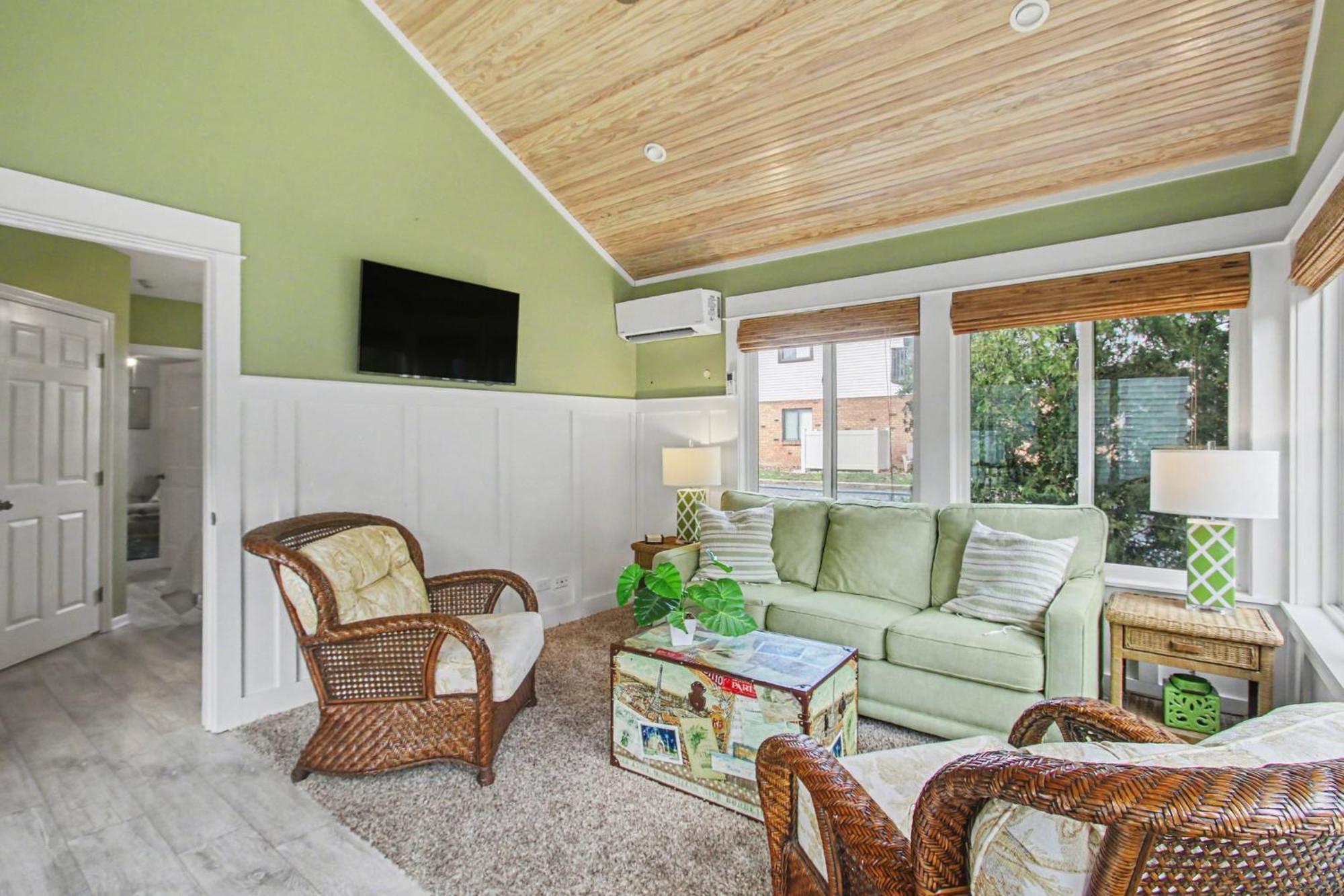 Deluxe One-Bedroom Apartment