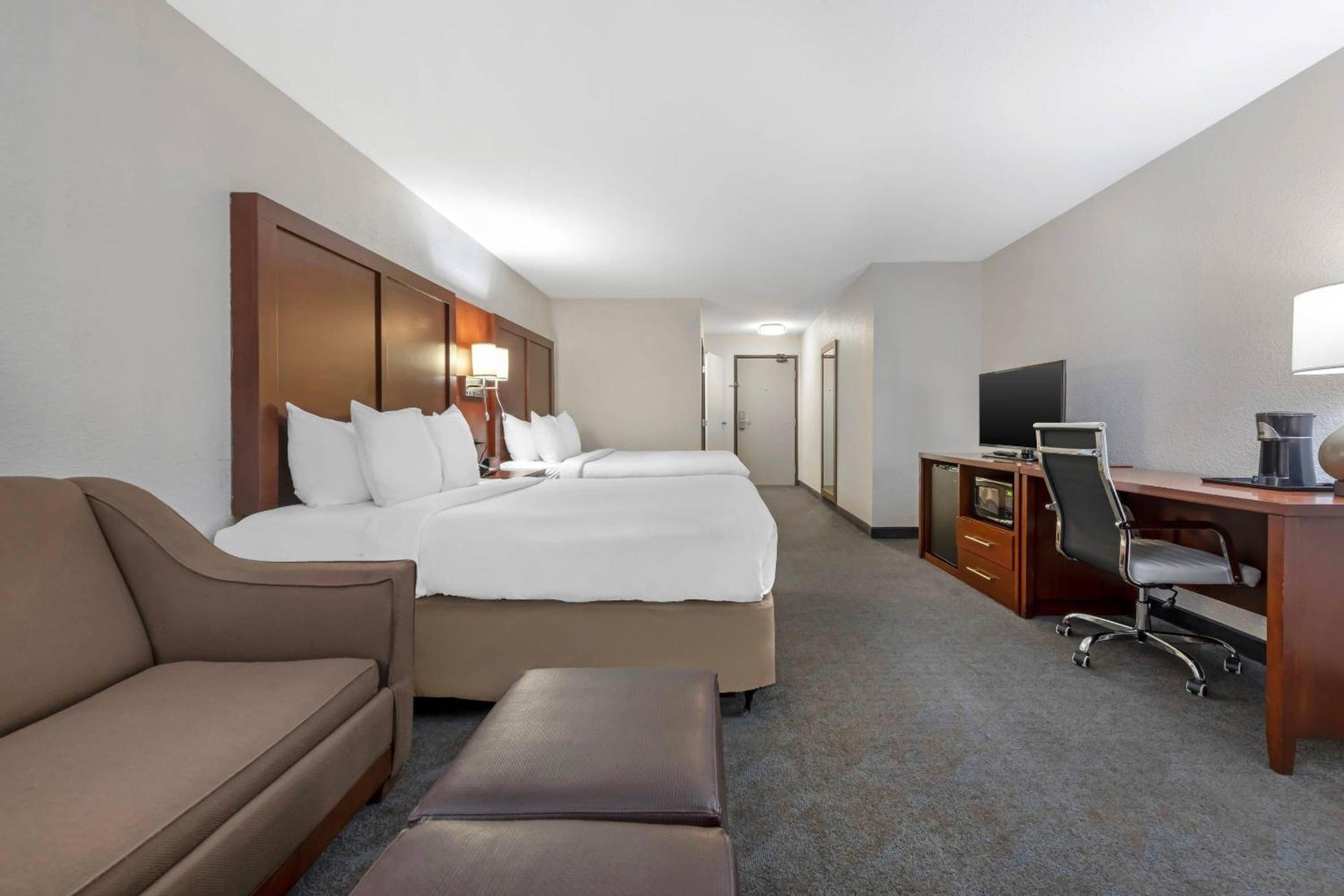 Queen Room Two Queen Beds Courtyard View Non-Smoking