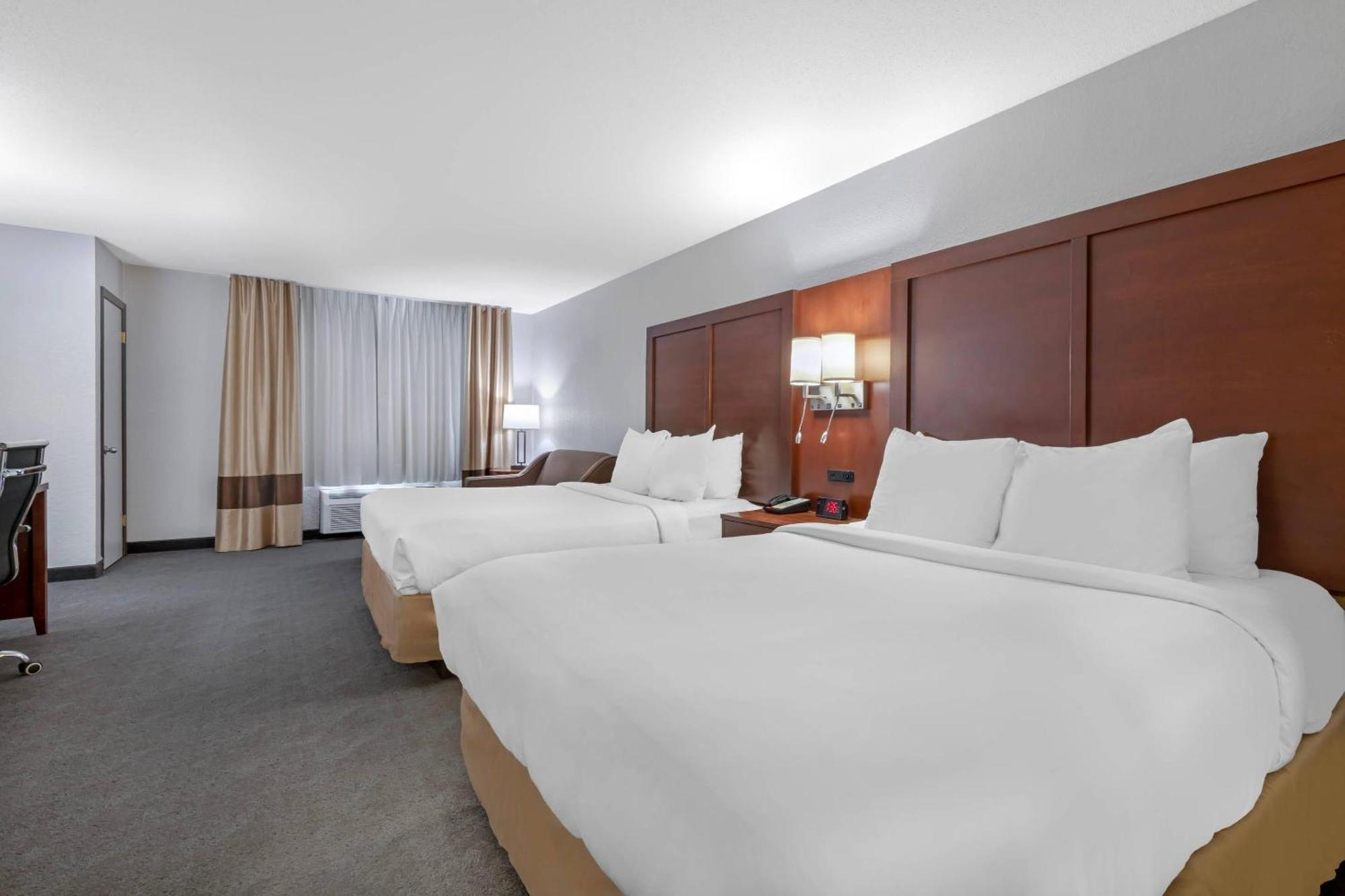 Queen Room Two Queen Beds Courtyard View Non-Smoking