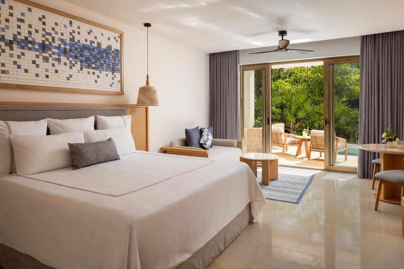 Junior Suite Swim Out King Bed