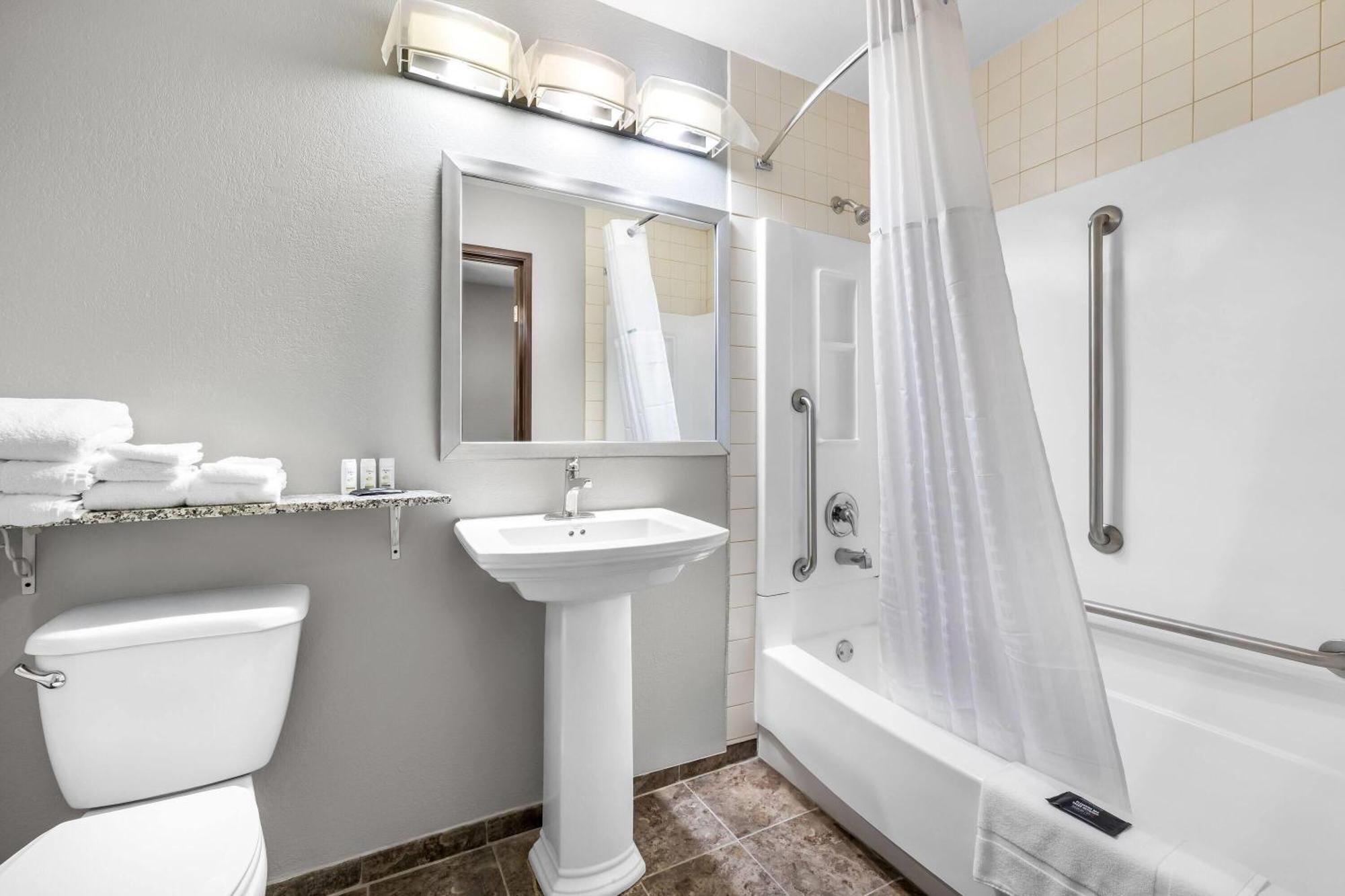 King Room Bath Tub Mobility Access or Non-Smoking