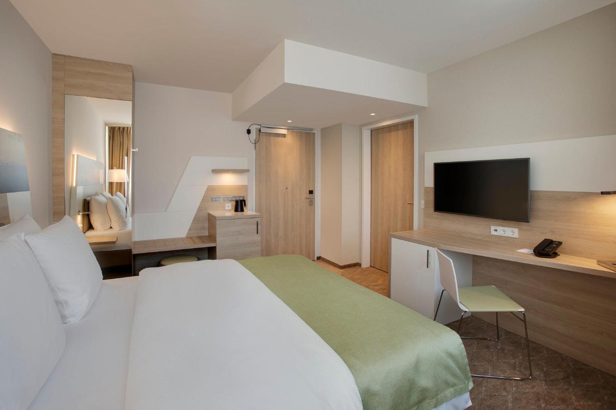 Standard Queen Room