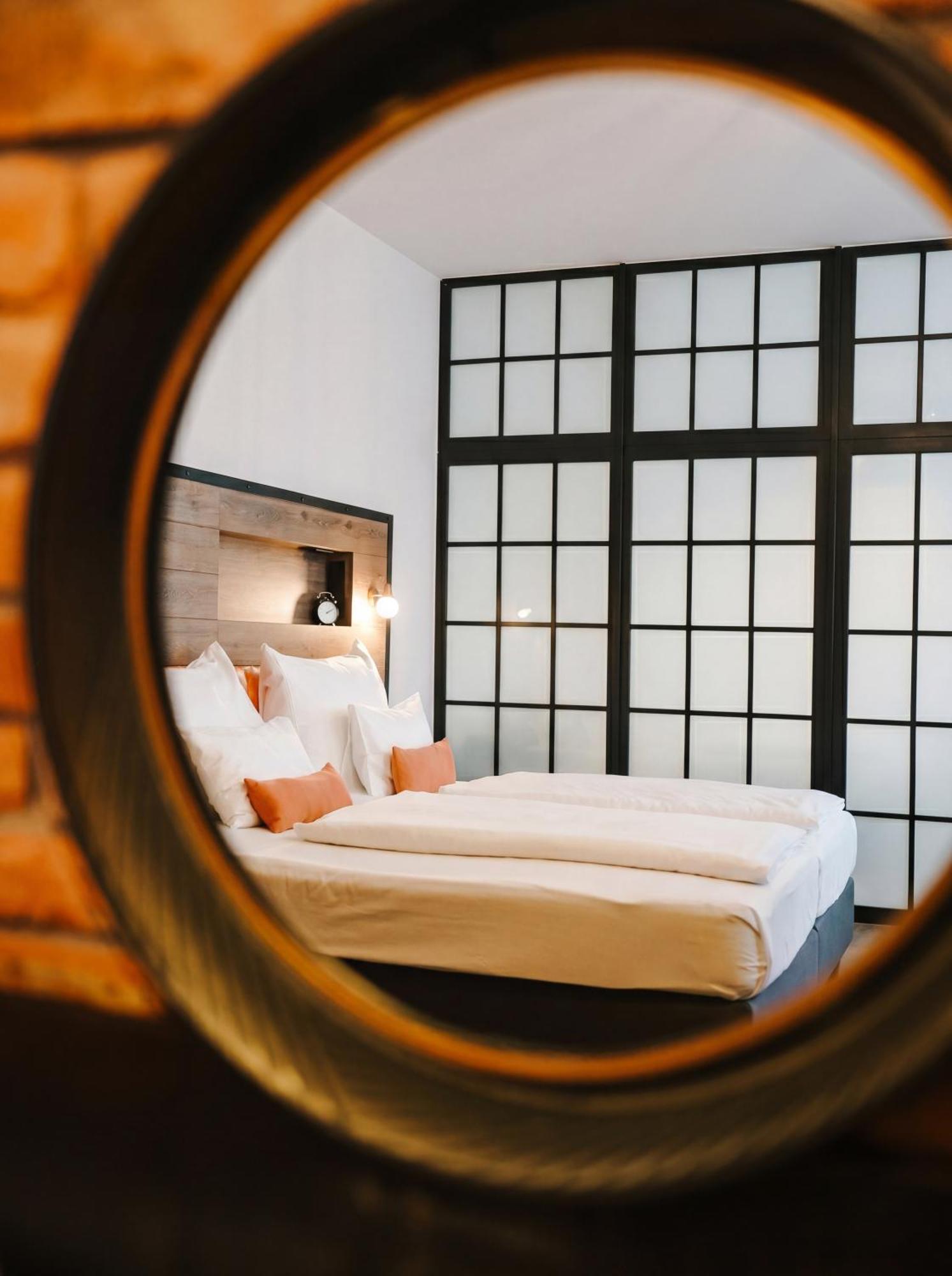 Deluxe Triple Room Bathtub