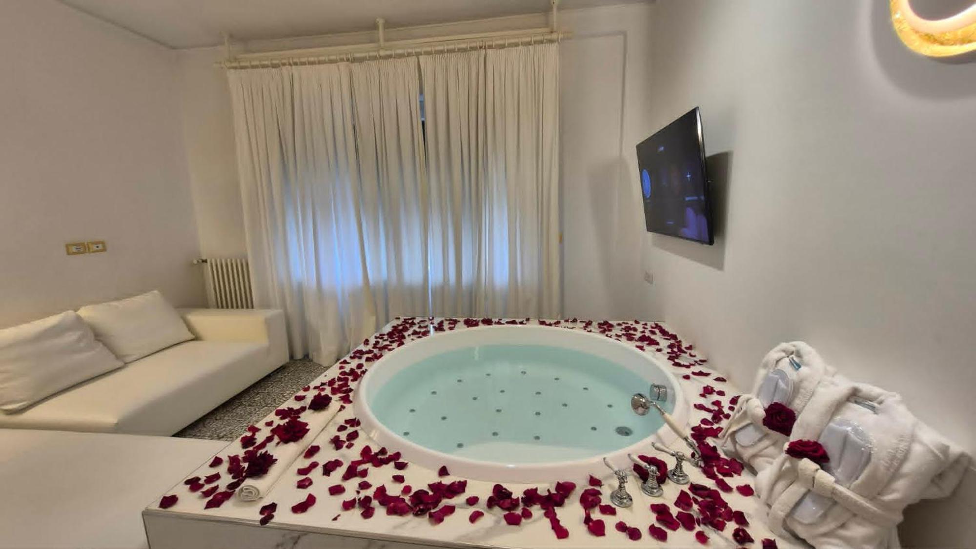 Deluxe Suite Spa Bath