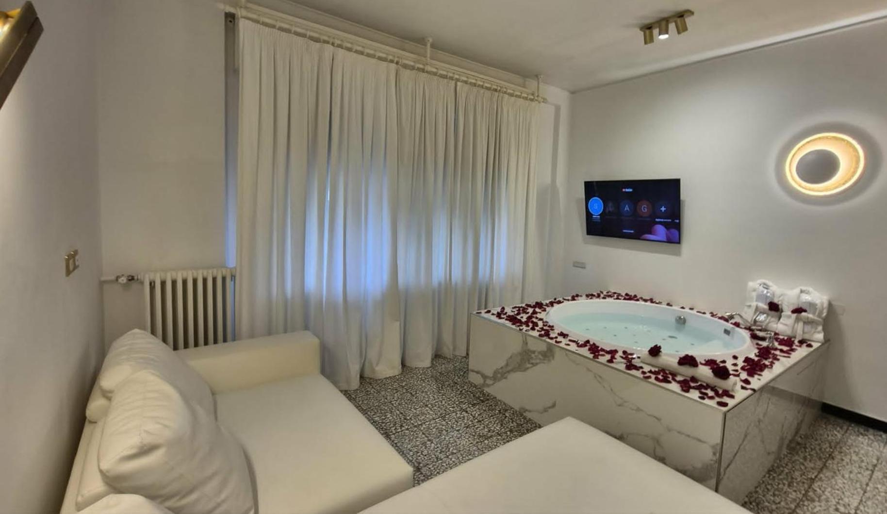 Deluxe Suite Spa Bath
