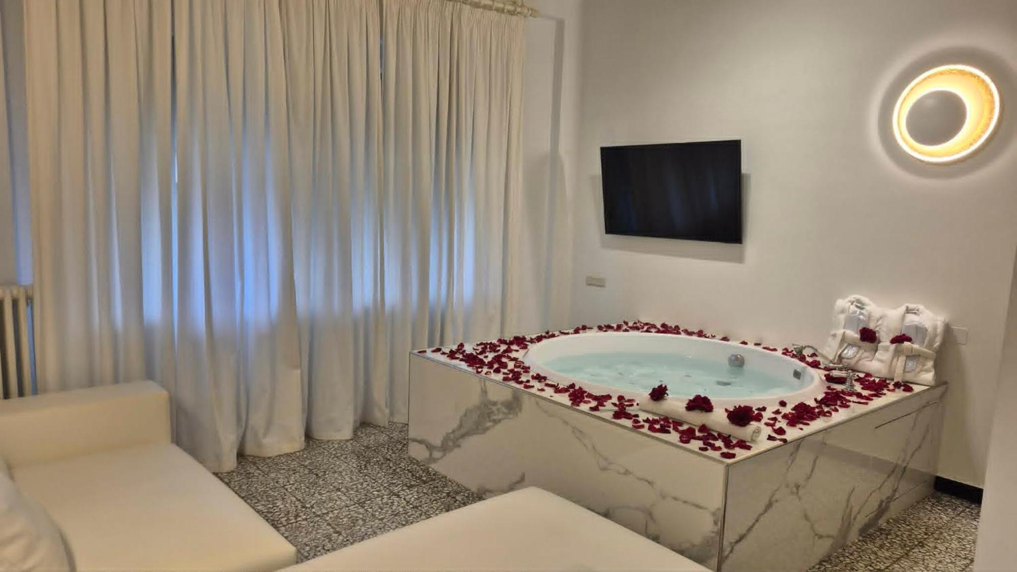 Deluxe Suite Spa Bath