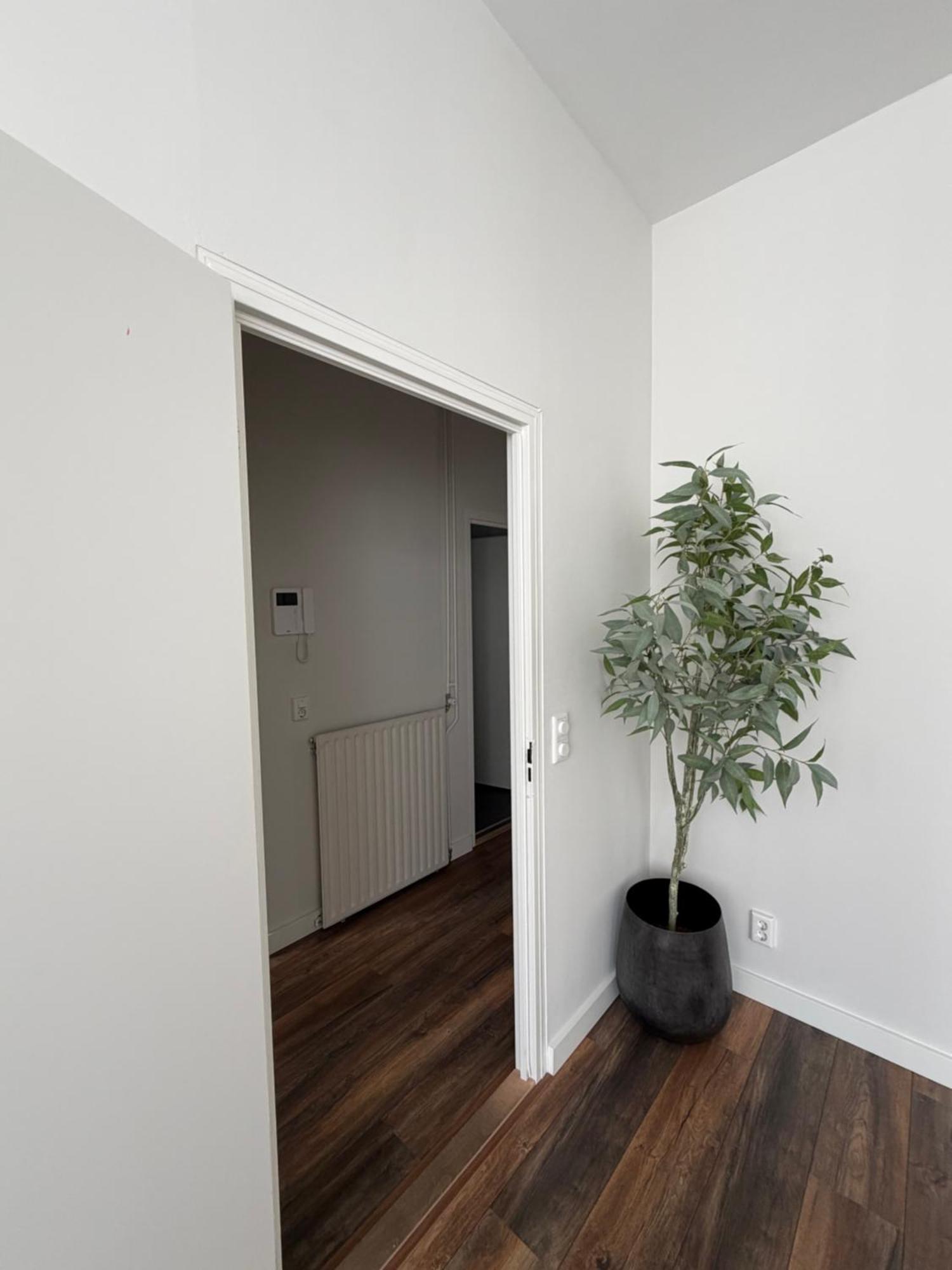 One-Bedroom Apartment Balcony City View