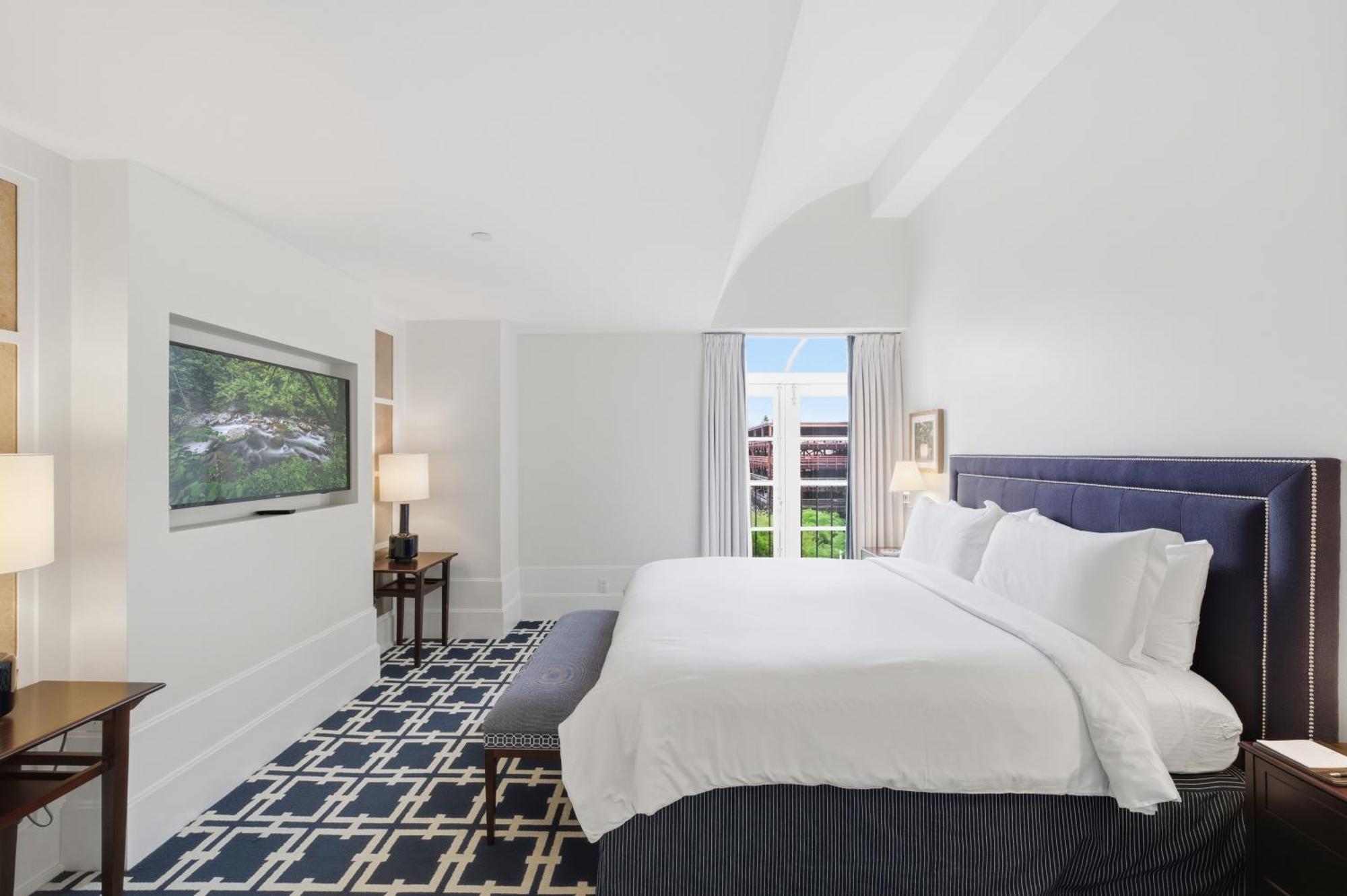Deluxe King Suite