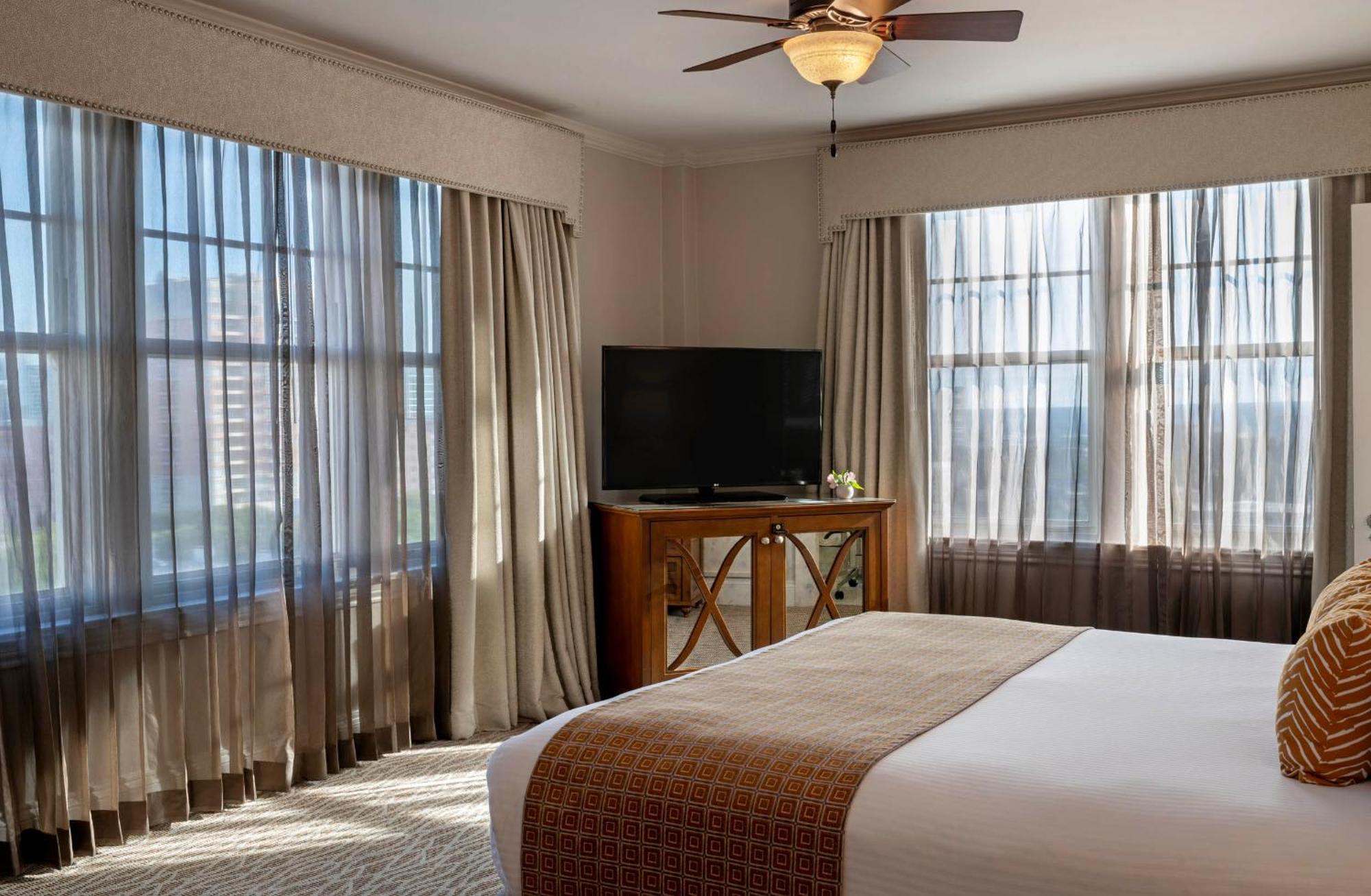 Corner King Room