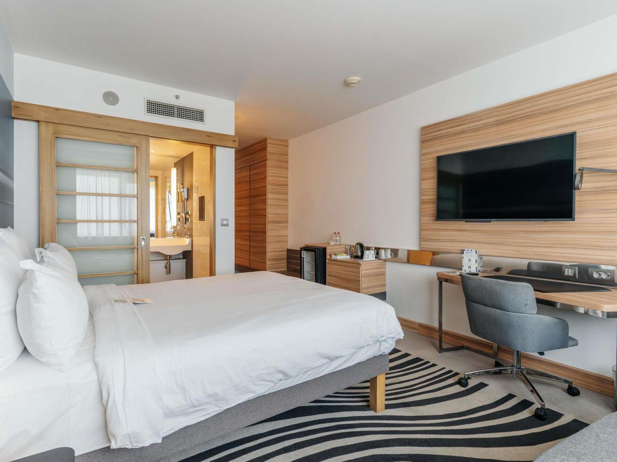 Superior Queen Room Sofa Sea View