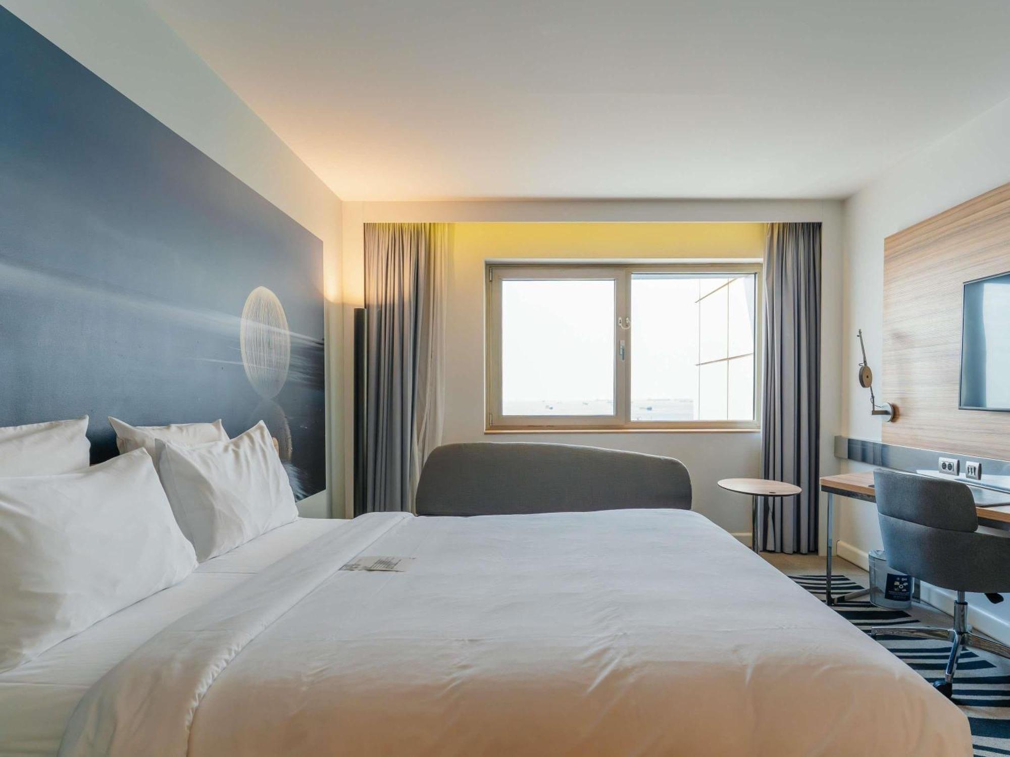Superior Room Queen Size Bed Partial Sea View