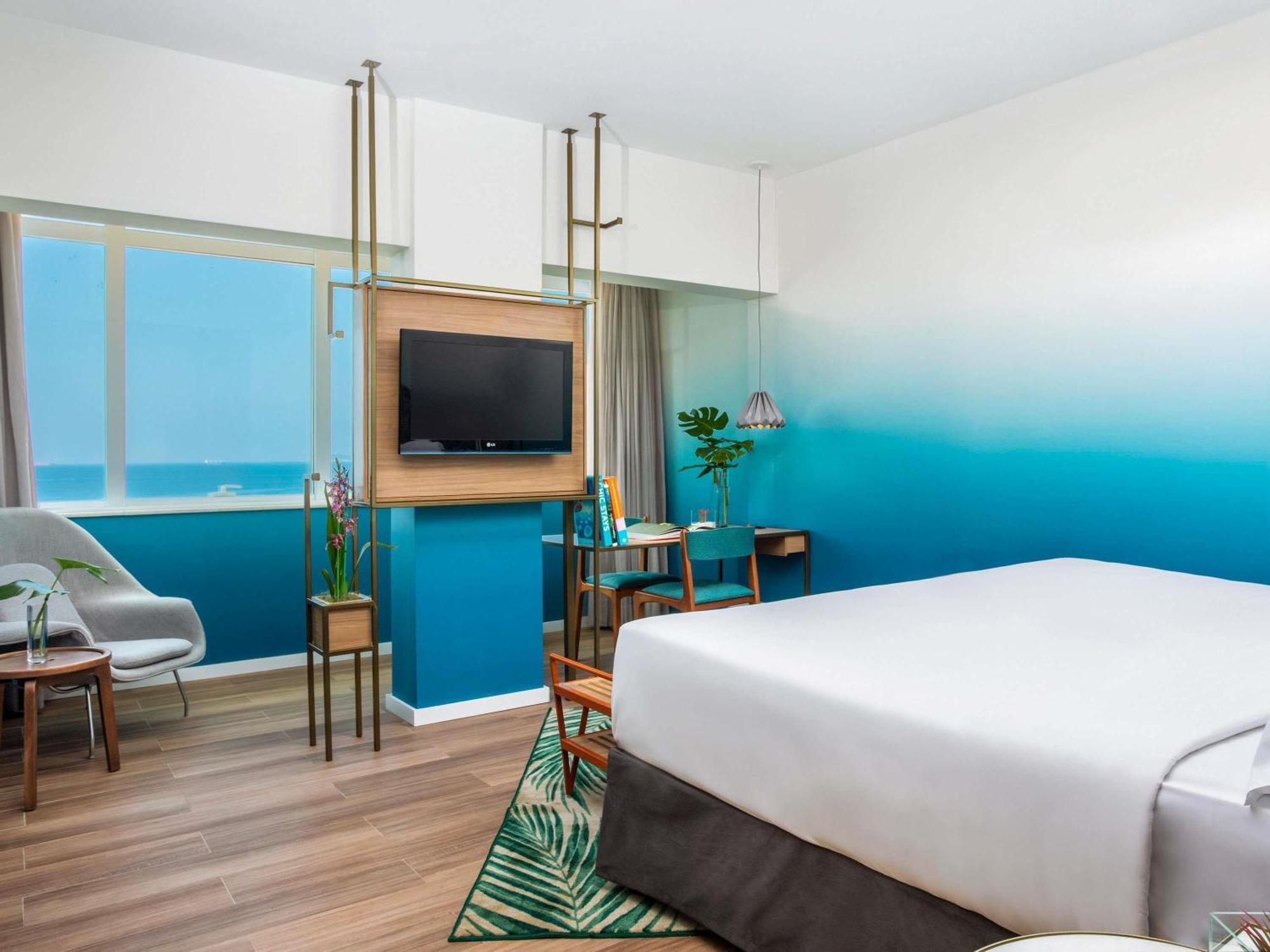 Deluxe Queen Room Partial Sea View
