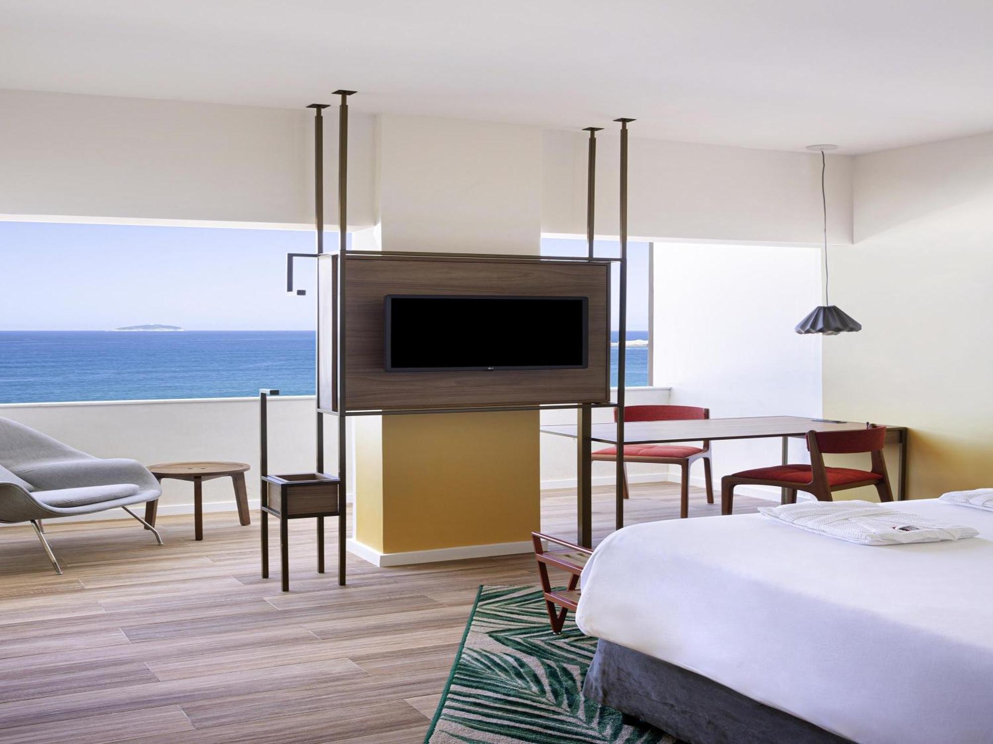 Deluxe Queen Room Partial Sea View