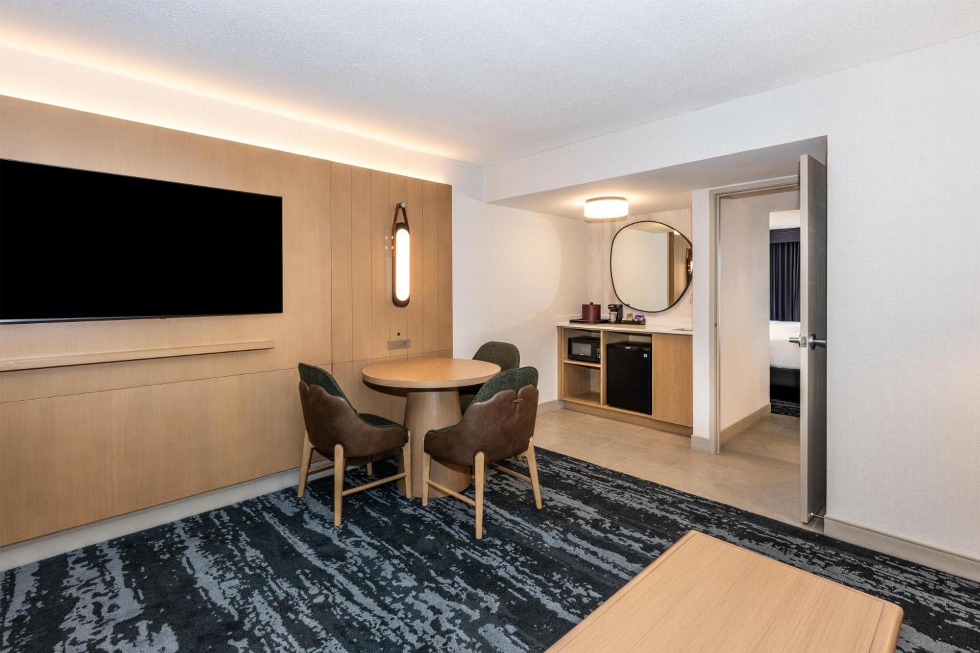Two-Room Queen Suite Two Queen Beds