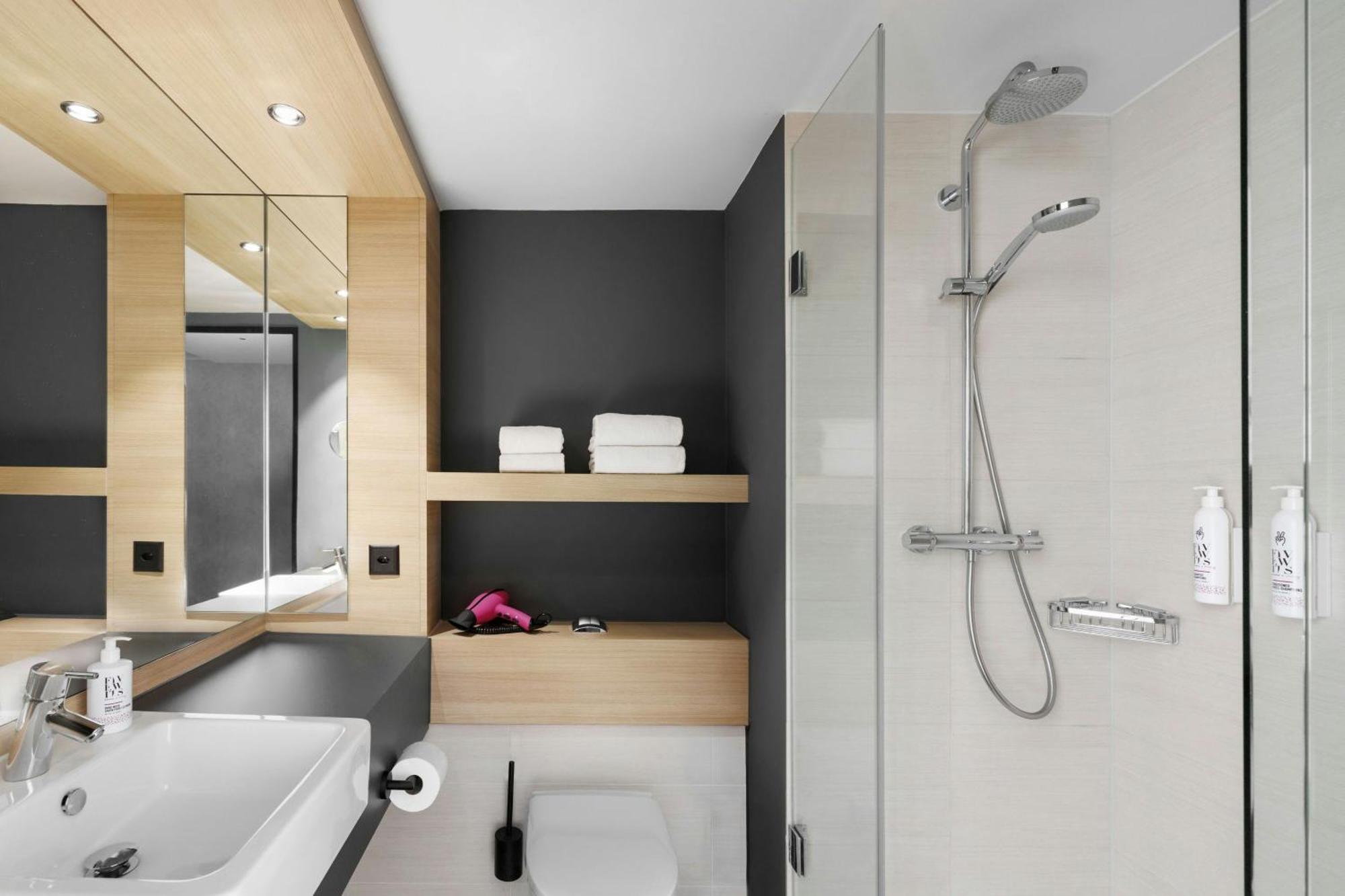 Moxy Queen Room