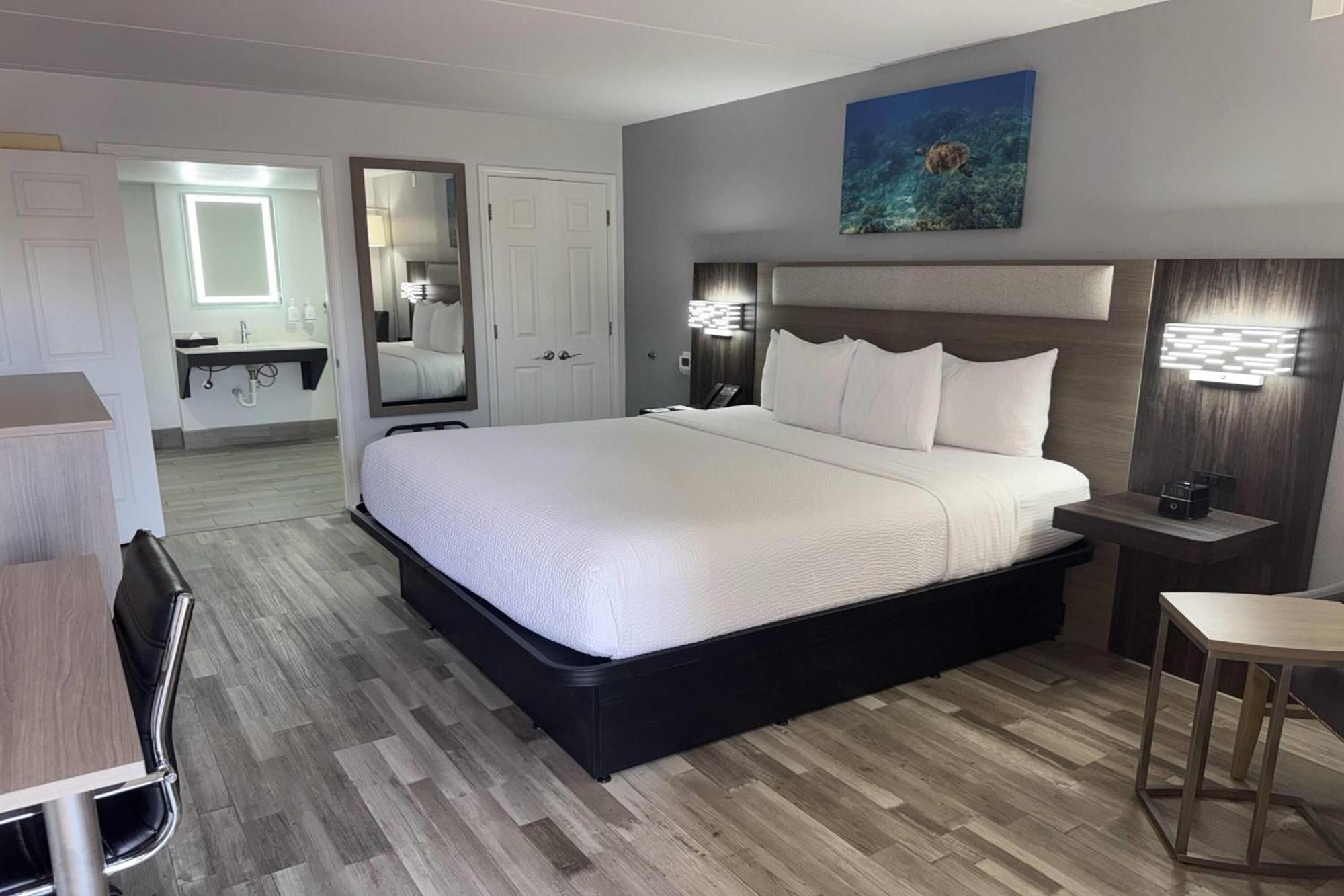 Deluxe King Room with Bathtub with Grab Bars - Mobility Access/Non-Smoking