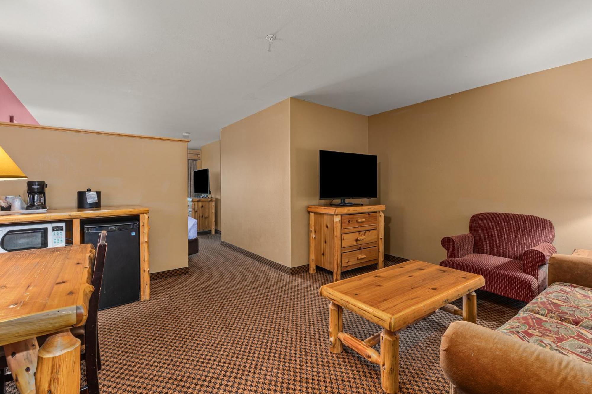Queen Suite Two Queen One Sofa Bed Non-Smoking