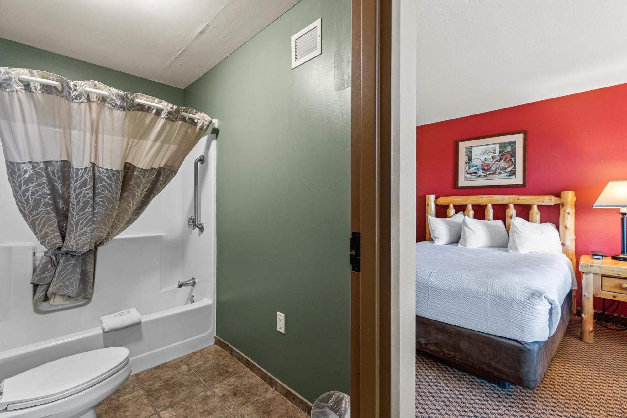 Queen Suite Two Queen One Sofa Bed Non-Smoking