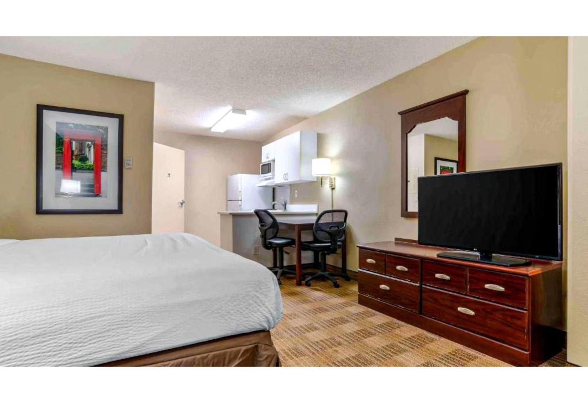 1 QUEEN BED | MOBIL ACCESS TUB NSMK KITCHEN