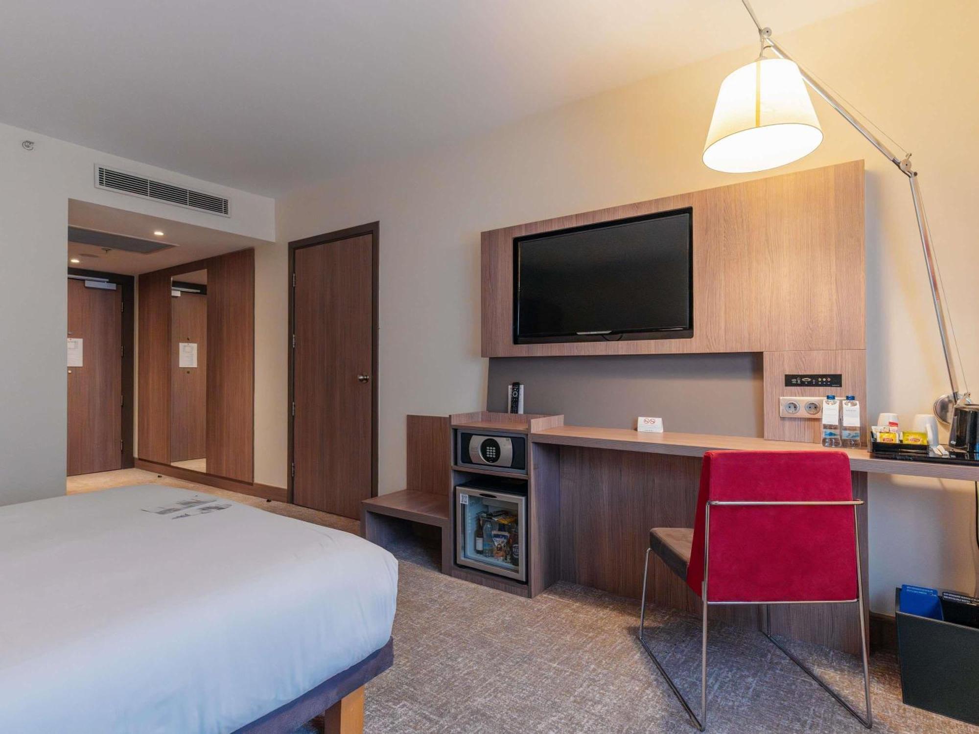 Superior Room Queen Bed Accessible
