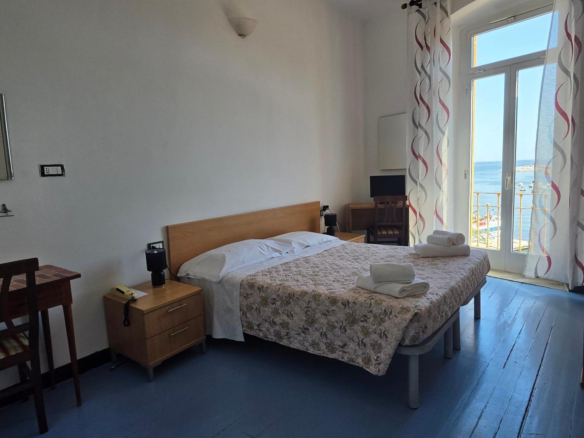 Camera Matrimoniale/Doppia con Letti Singoli con Vista Mare e Bagno Privato Esterno