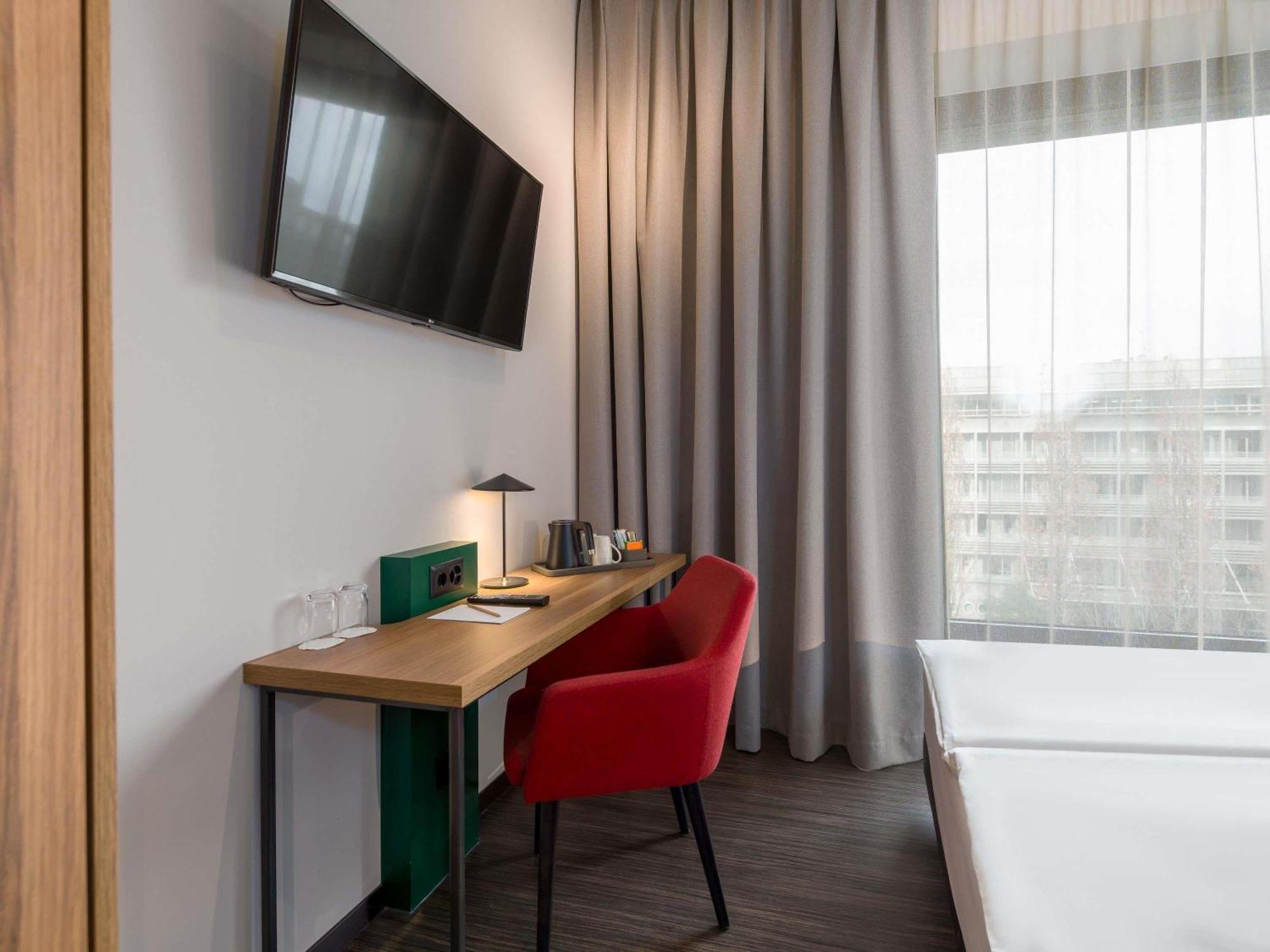 Comfort Queen Room Mobility Accessible