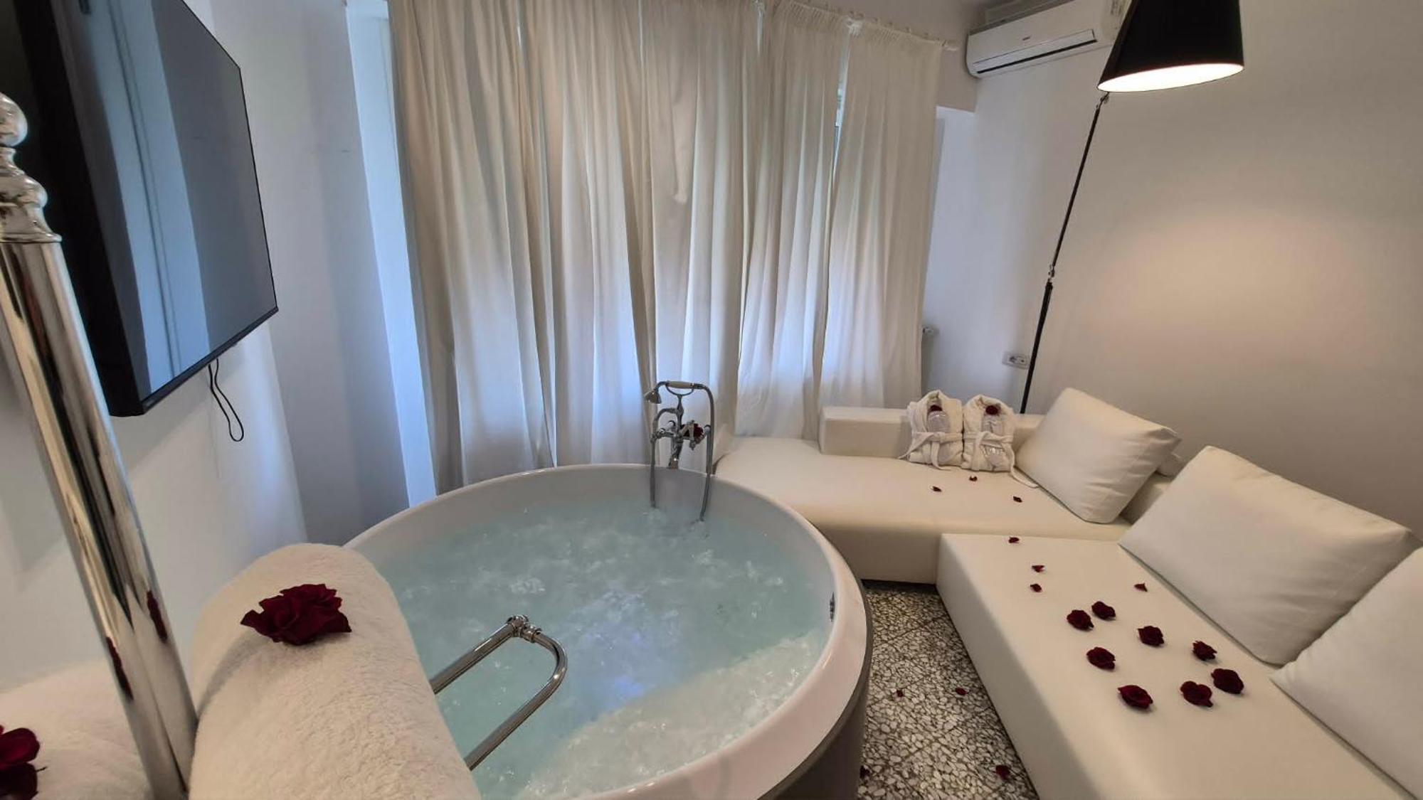 Deluxe Suite Spa Bath