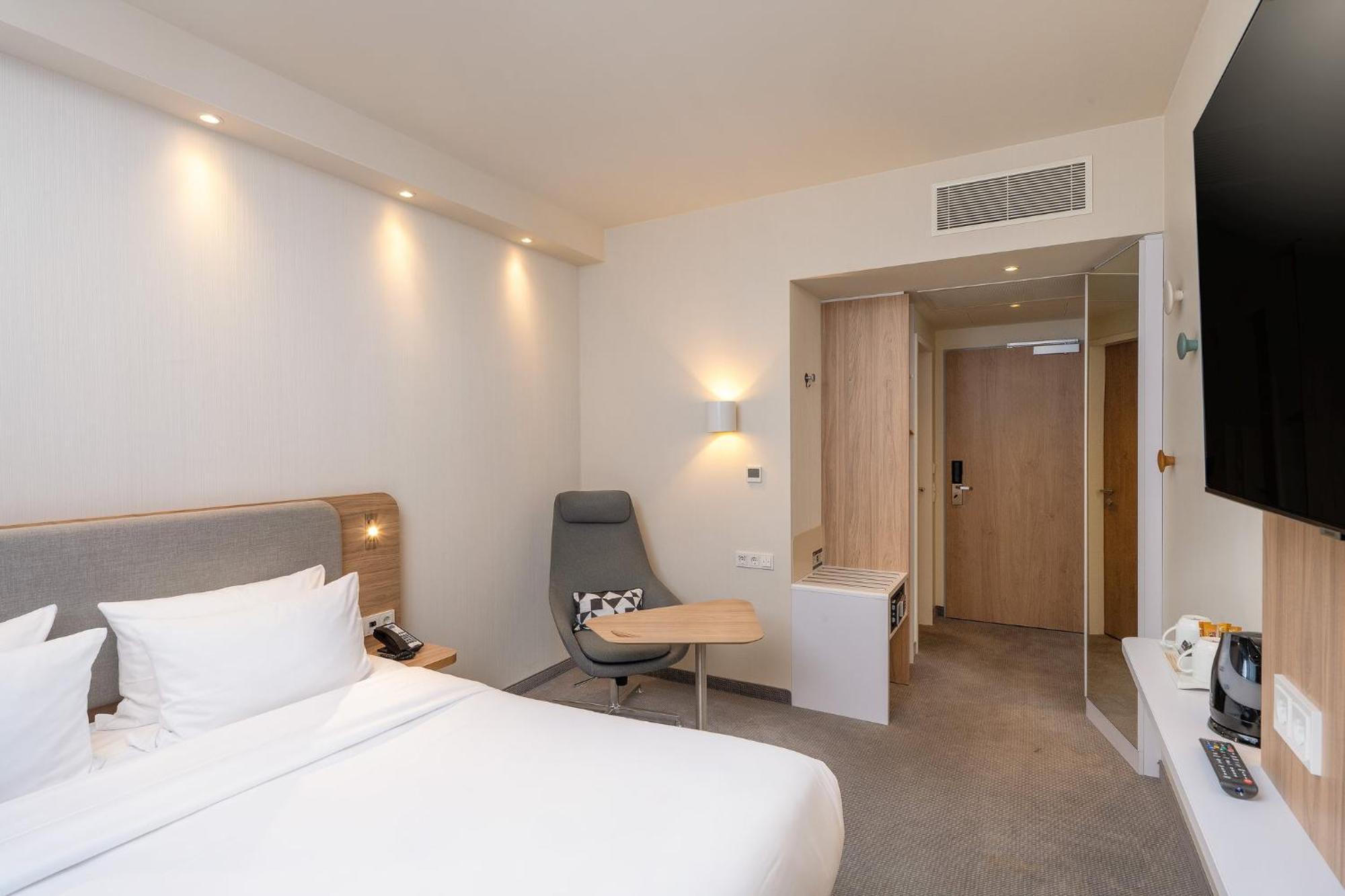 Standard Queen Room
