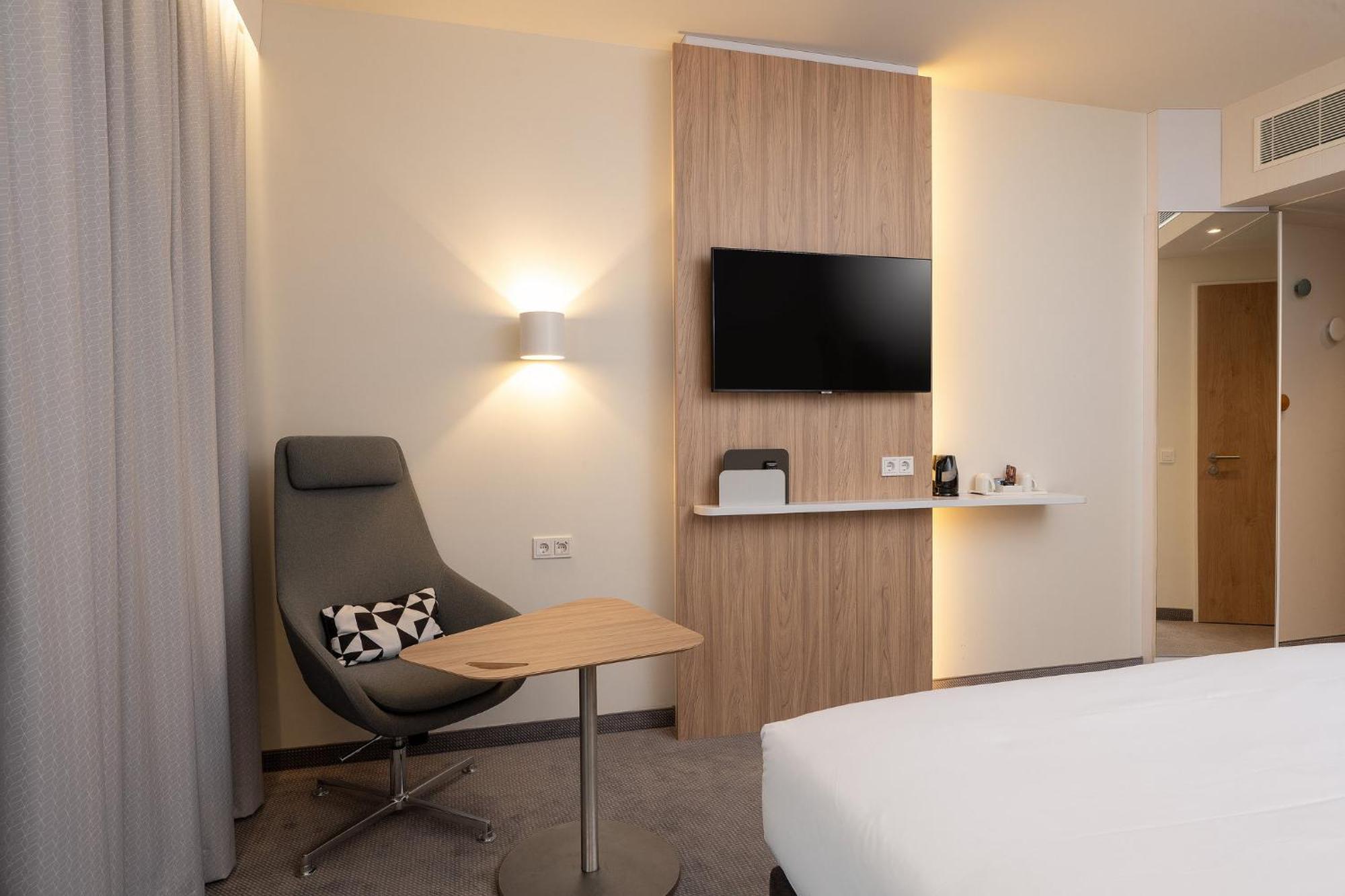 Standard Corner Queen Room