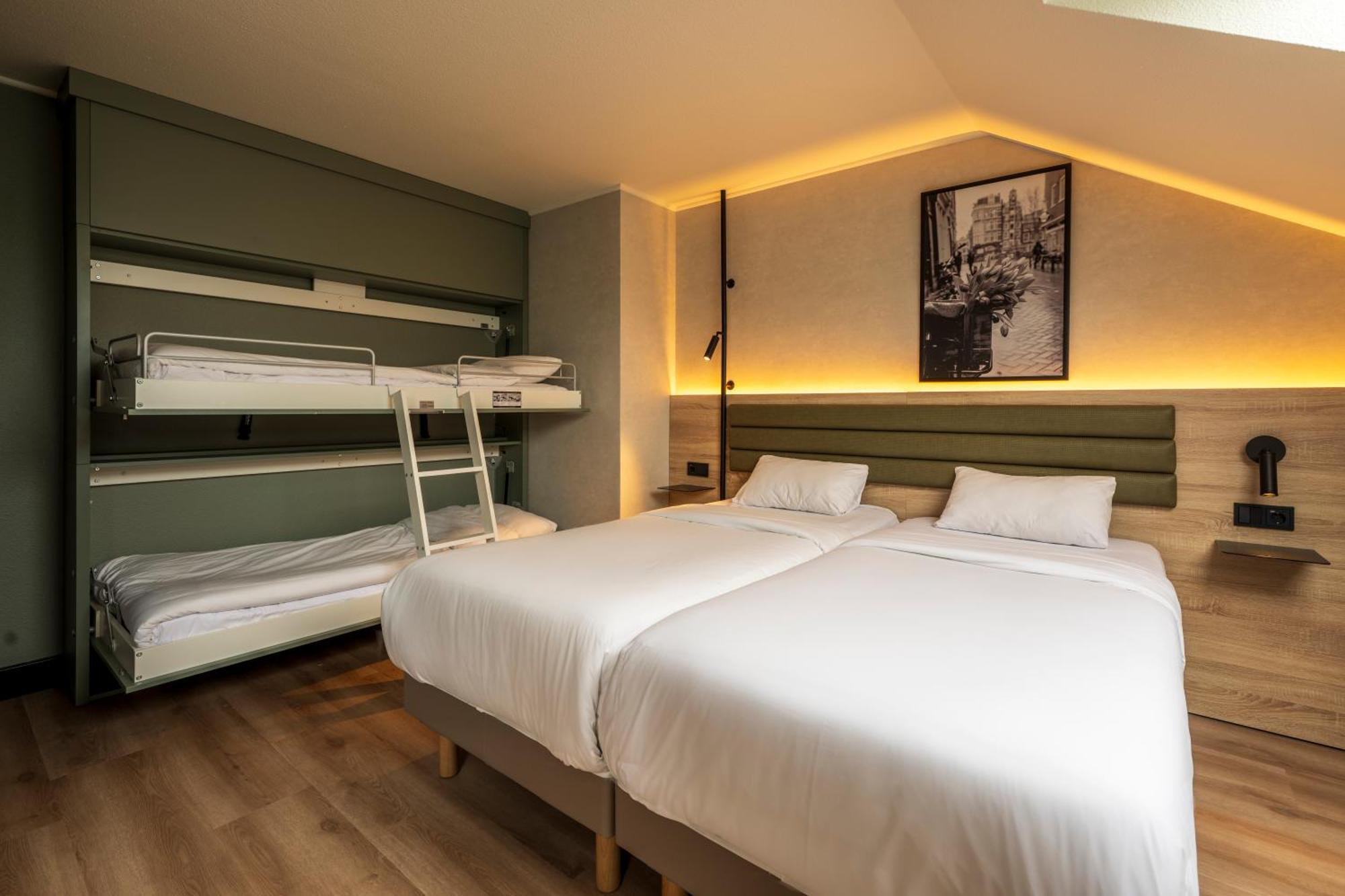 Standard Room 1 Queen Bed 2 Bunk Beds