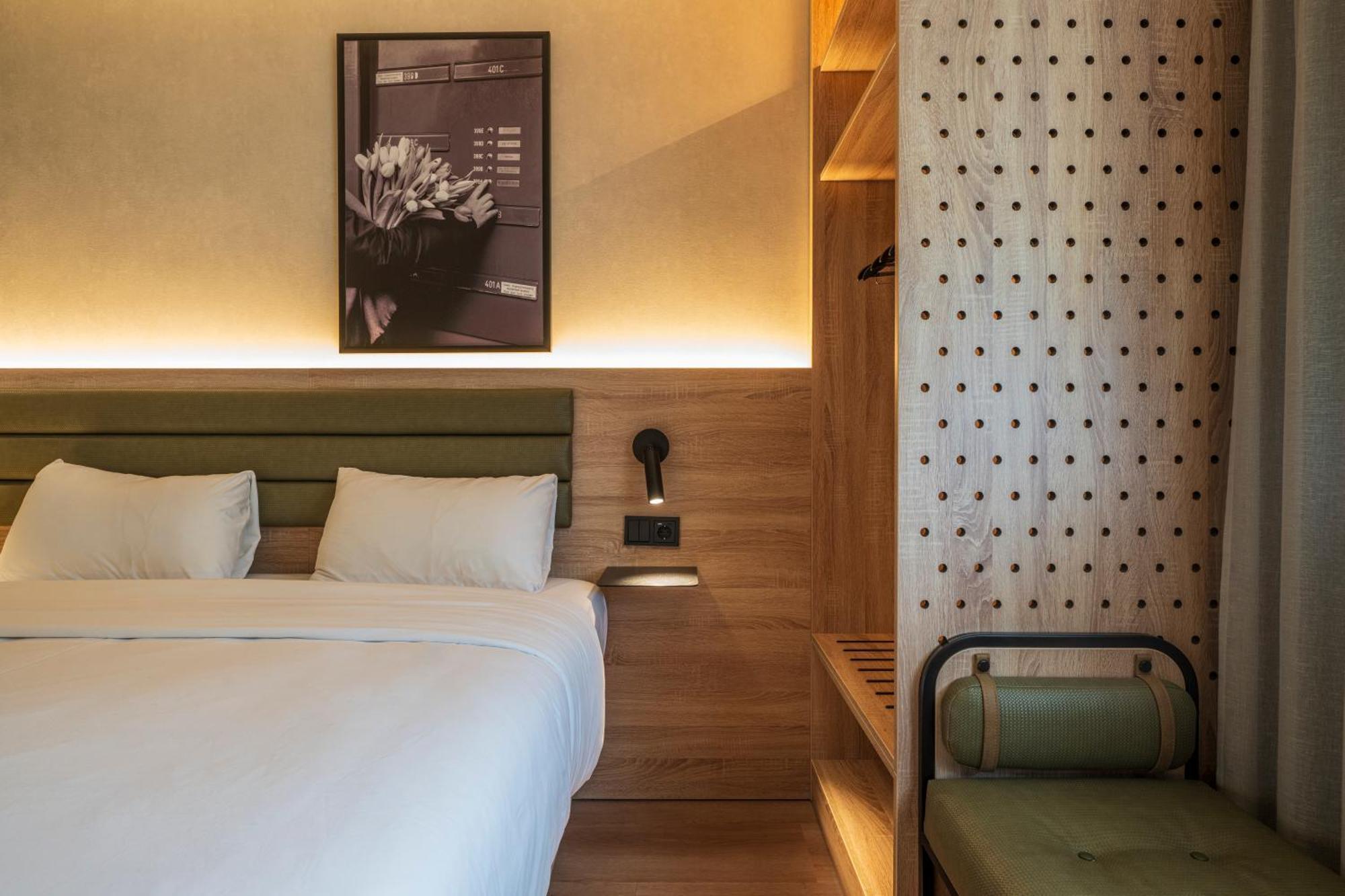 Standard Room 1 Queen Bed