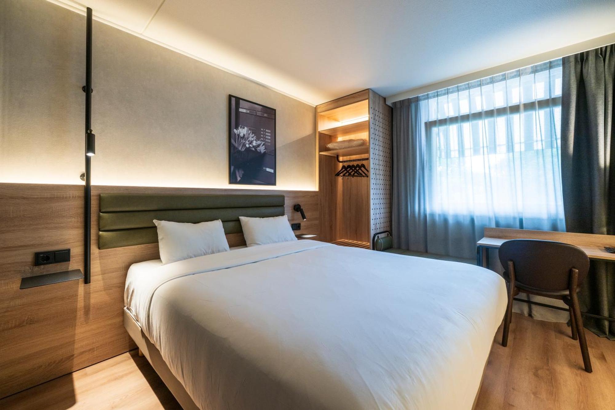 Standard Room 1 Queen Bed