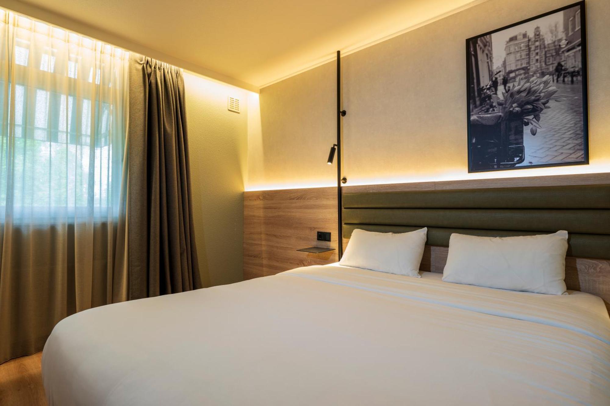 Standard Room 1 Queen Bed 1 Single Bed