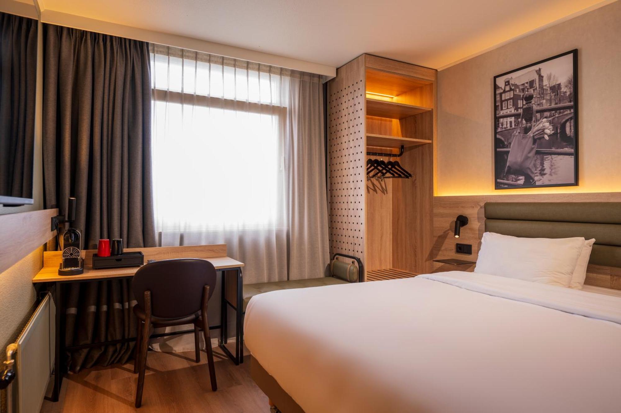 Superior Room 1 King Bed