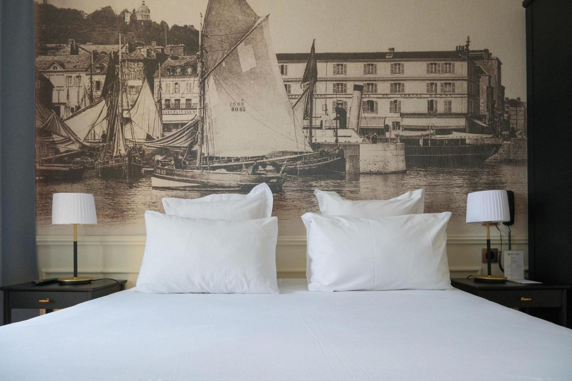 Small Standard Double Room Harbor Entrance View Non-Smoking