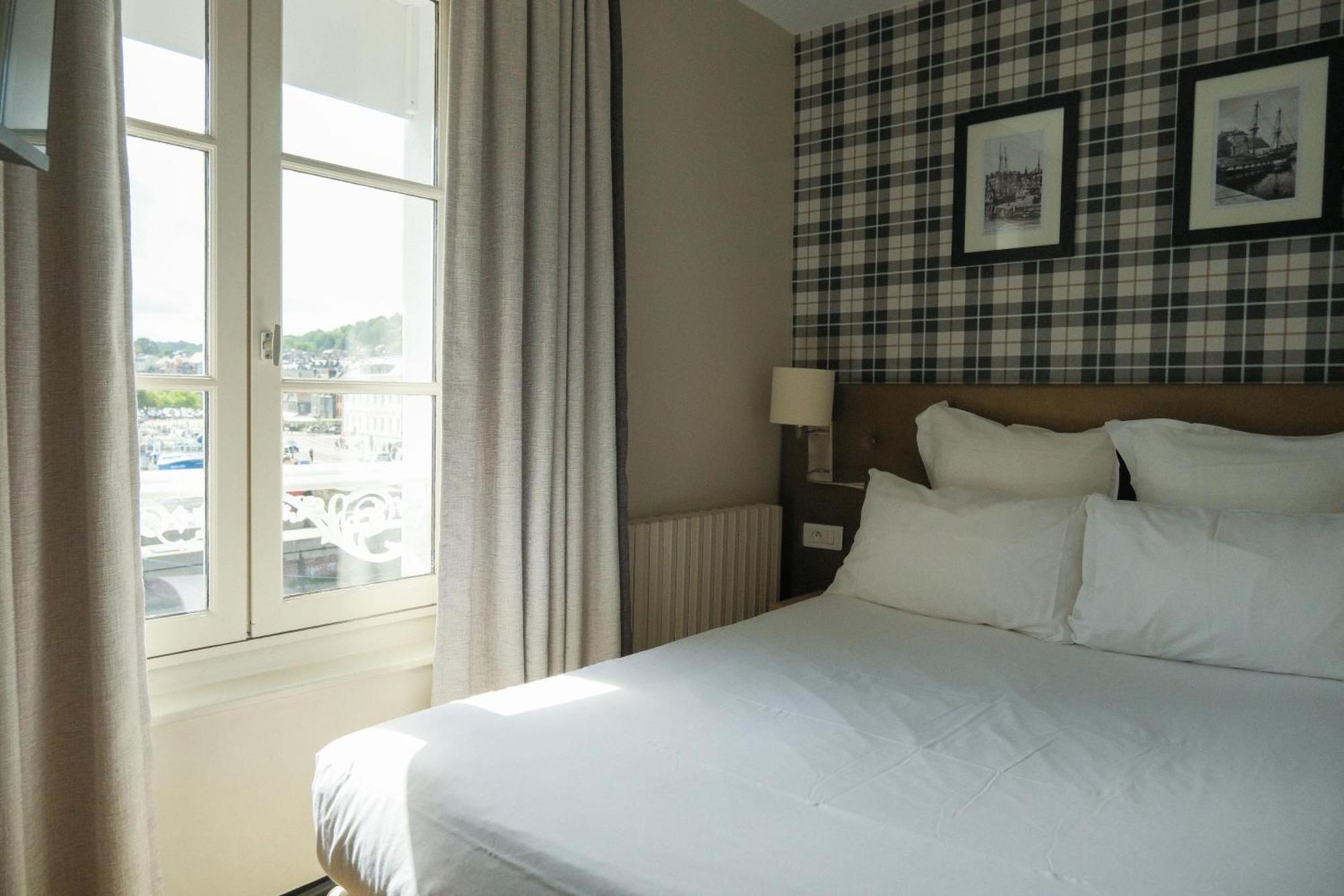 Small Standard Double Room Harbor Entrance View Non-Smoking
