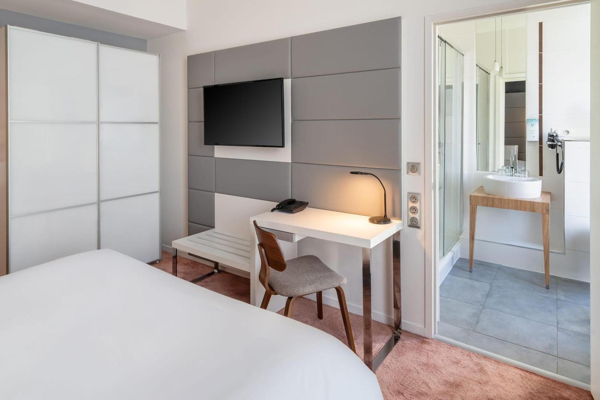 Standard Queen Room