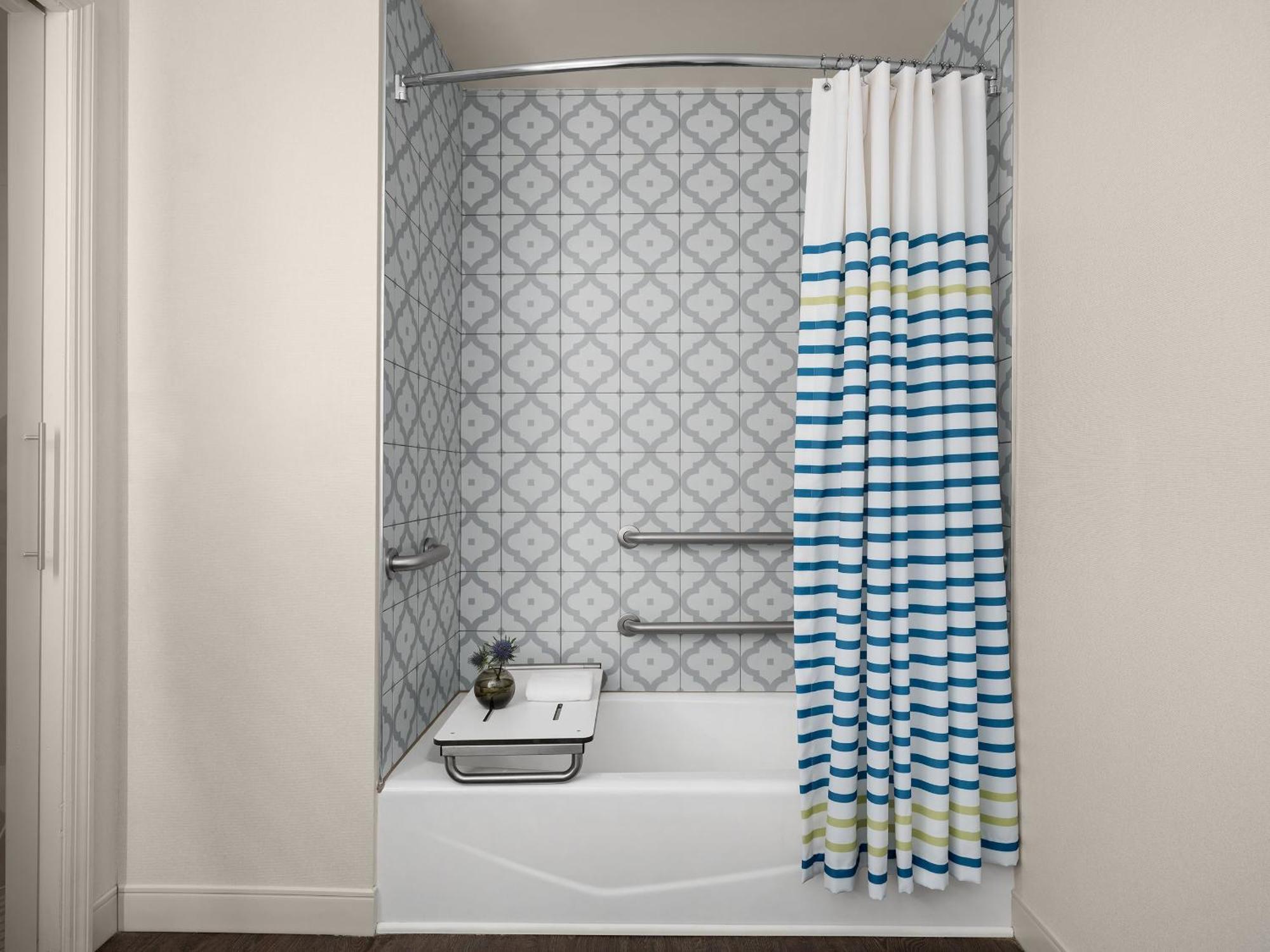 Standard King Room City View Mobility Accessible Tub