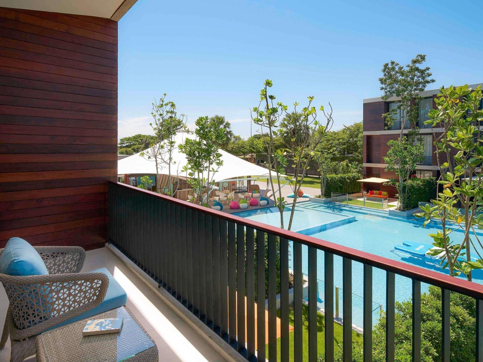 So King Studio Pool View