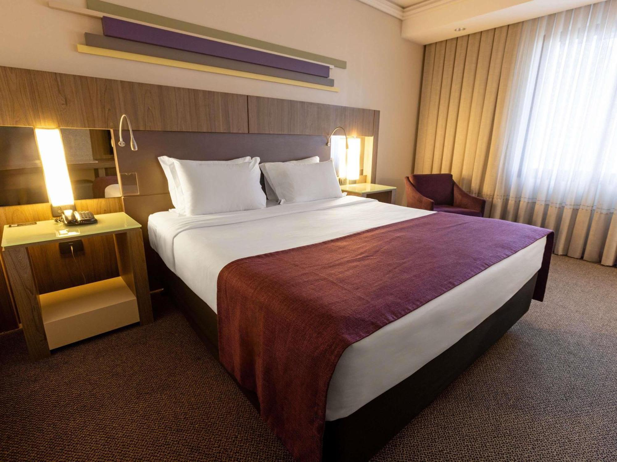 Luxury Room One Queen Bed