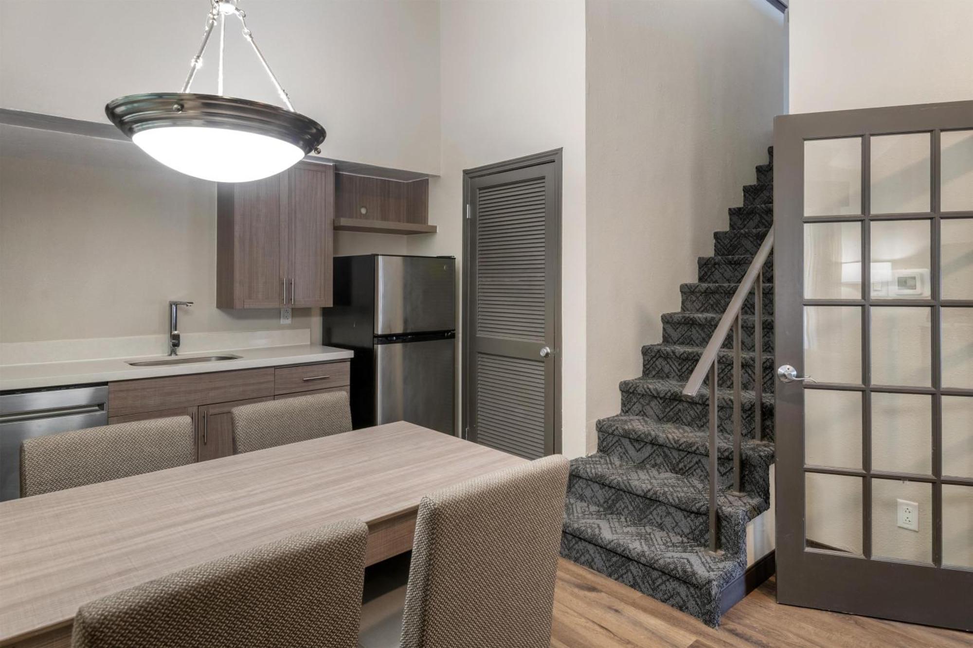 One-Bedroom Loft King Suite Two King Beds Sofa Bed Full Kitchen Non-Smoking