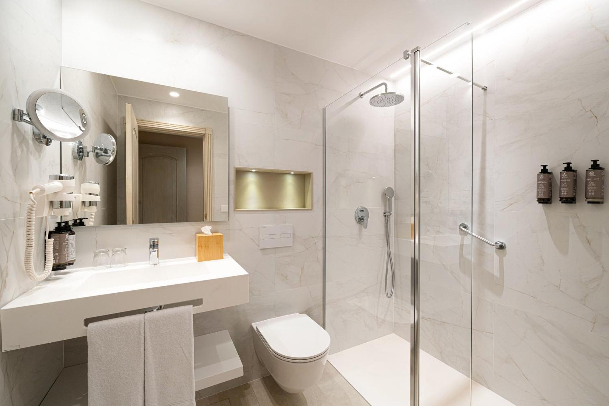Double or Twin Room Side Sea View
