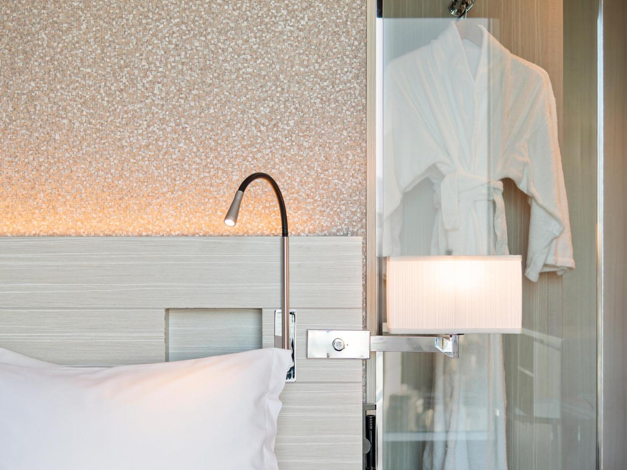Superior Queen Room View Bath