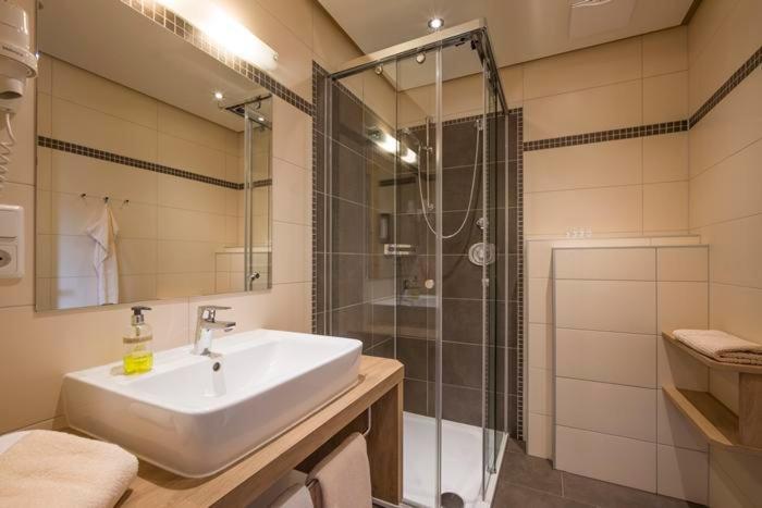 Quadruple Room Shower