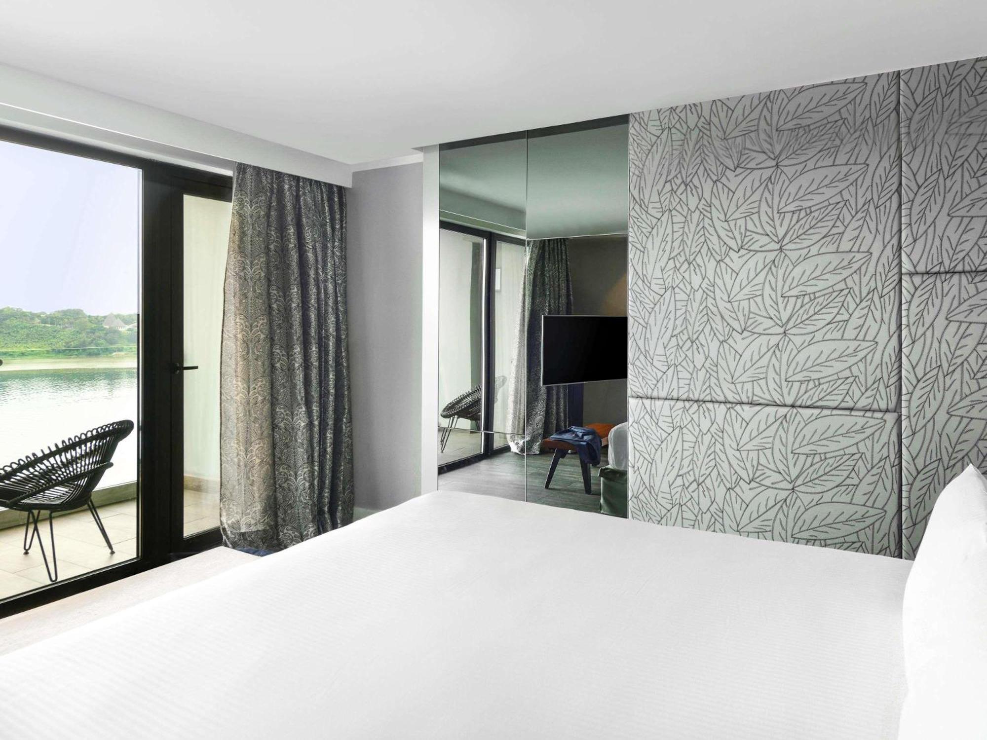 Deluxe Corner King Room Balcony Lagoon View
