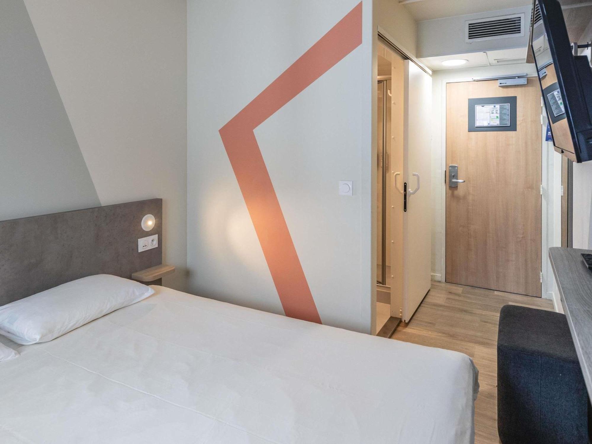 Standard Double Room Shower