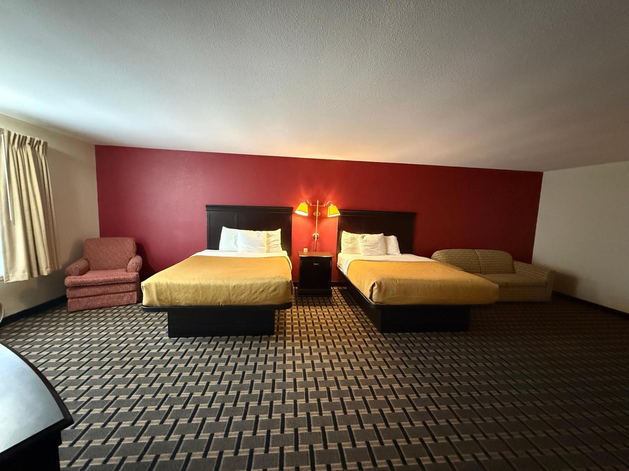 Suite Two Queen Beds Whirlpool Non-Smoking