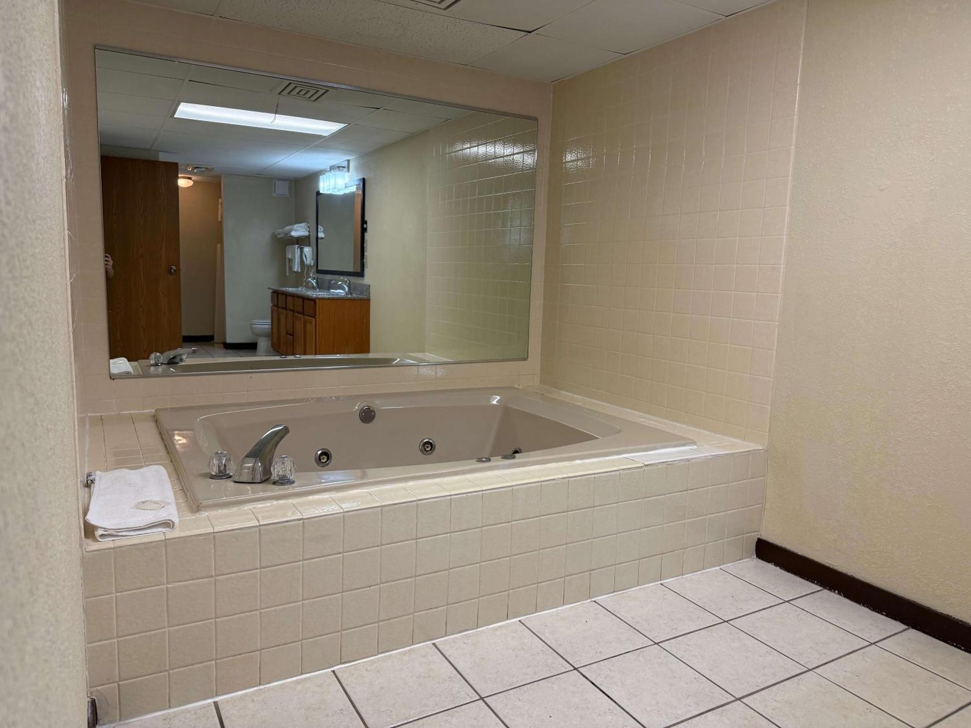 Suite Two Queen Beds Whirlpool Non-Smoking